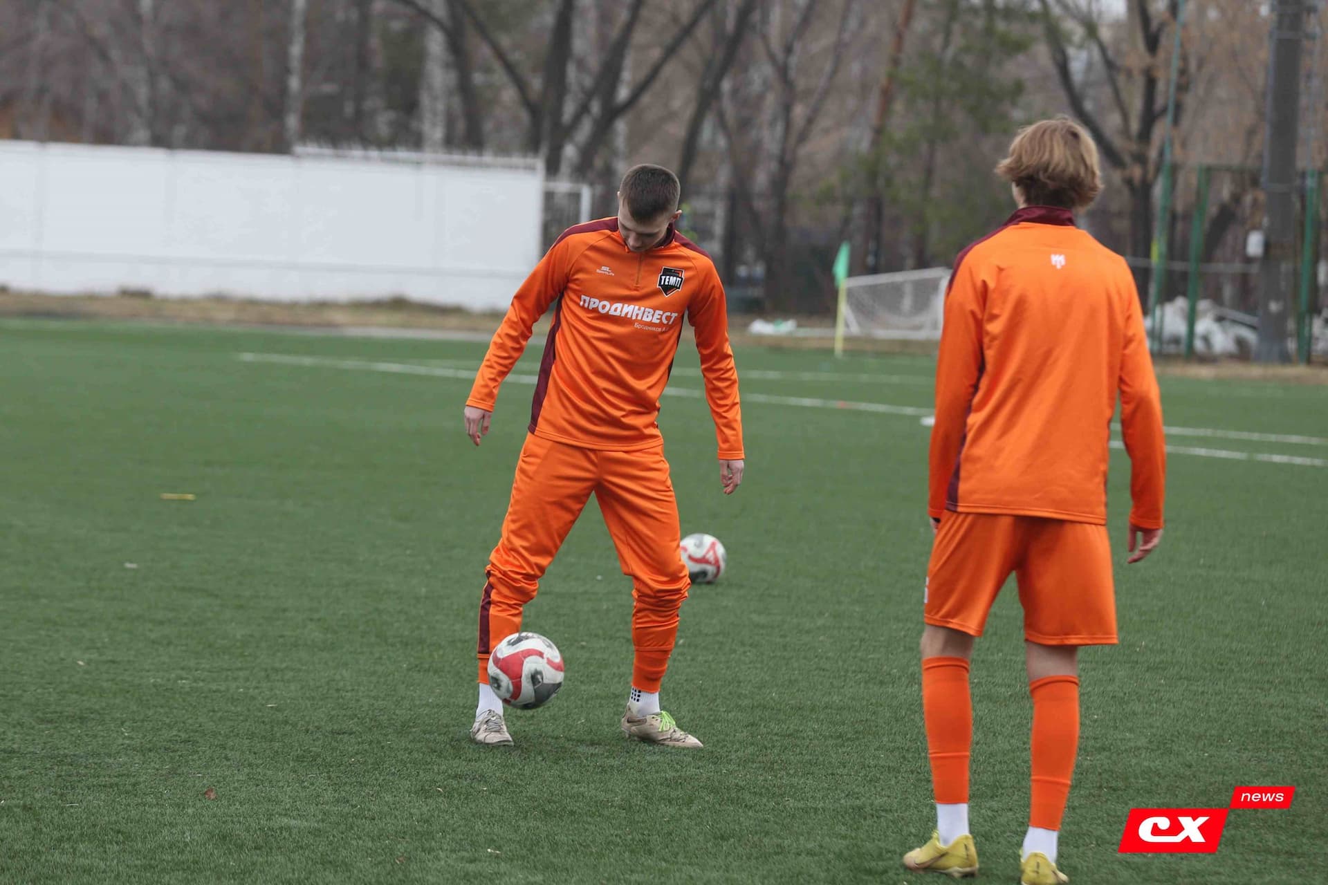 «Темп» 9:1 «Алтай». Турнир памяти В. Фомичёва. 1-й тур. 08.04.25. «CX News», В. Мартынов; «Алтайский спорт», А. Чёрный — кадр 20