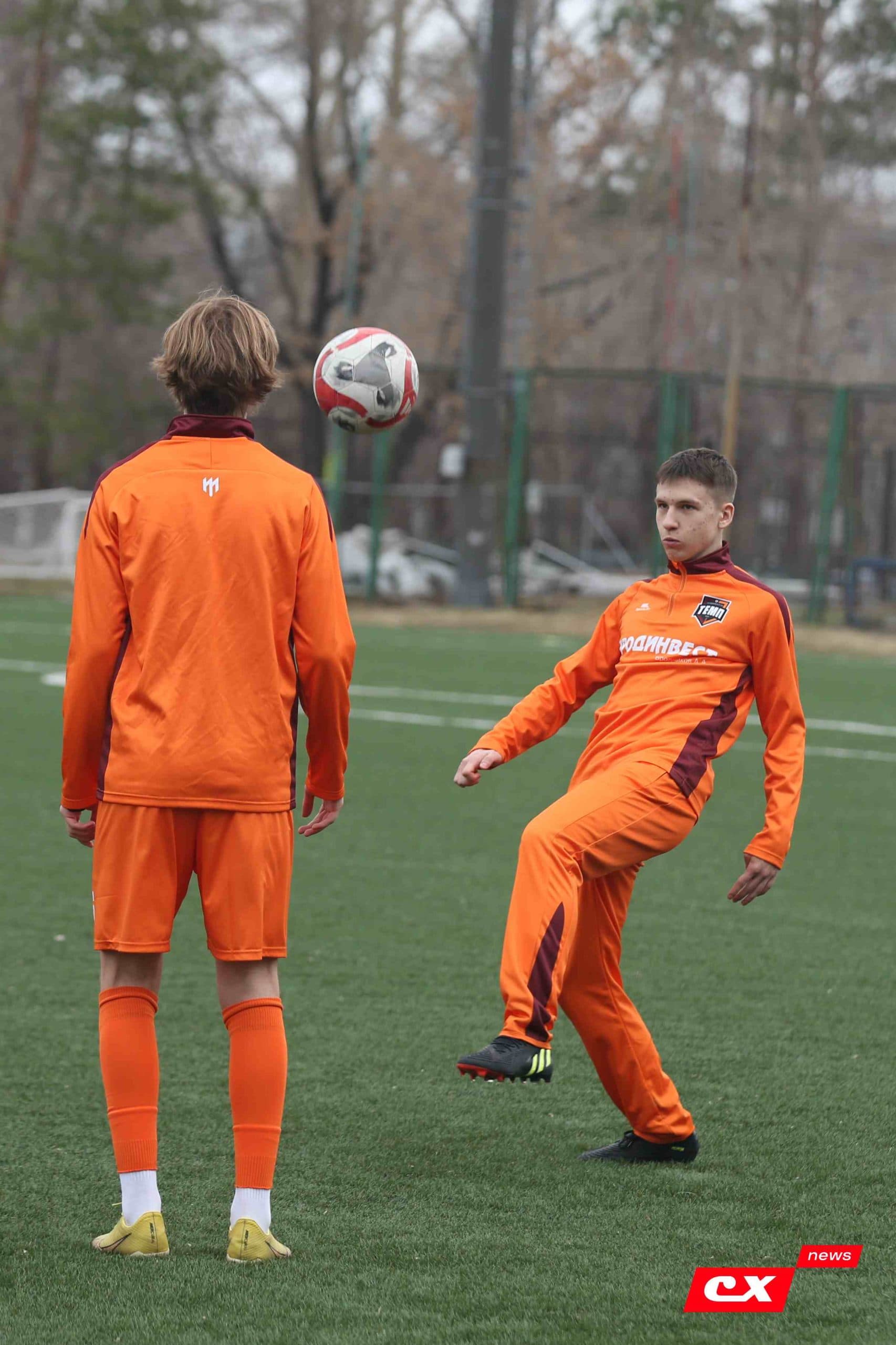 «Темп» 9:1 «Алтай». Турнир памяти В. Фомичёва. 1-й тур. 08.04.25. «CX News», В. Мартынов; «Алтайский спорт», А. Чёрный — кадр 22