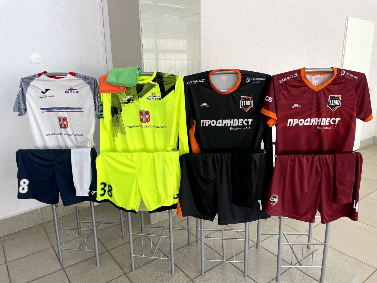 Играем в бордовом!