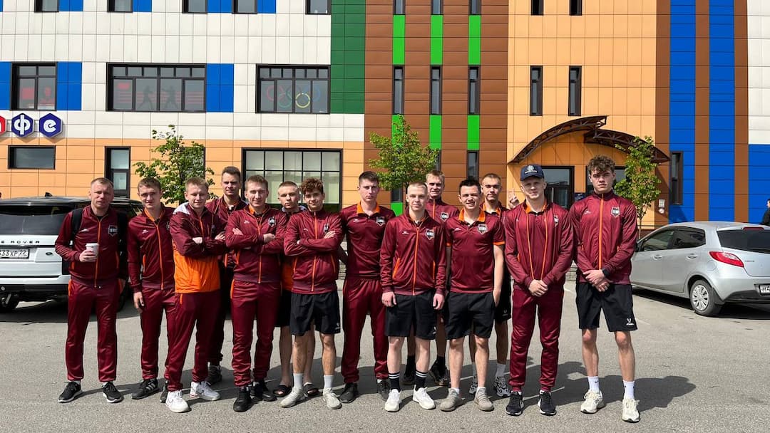 На выезд в Мамонтово отправились 13 футболистов!