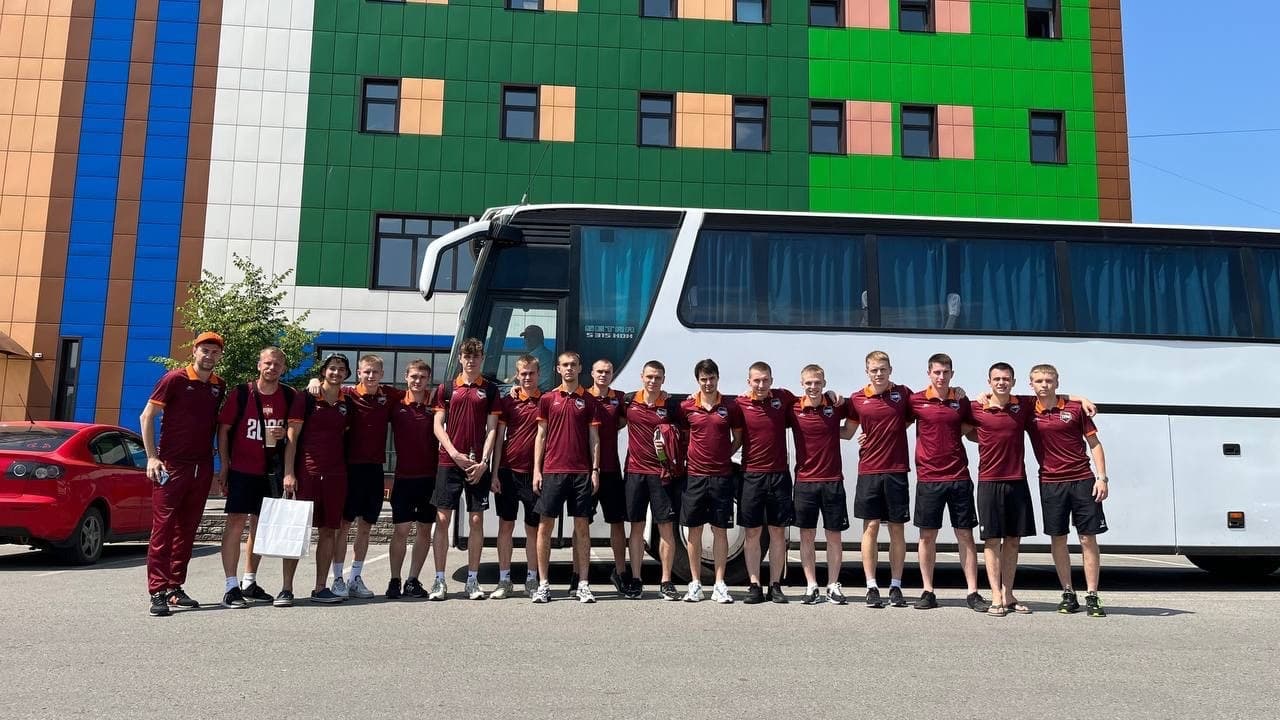 В Междуреченск отправились 20 футболистов!