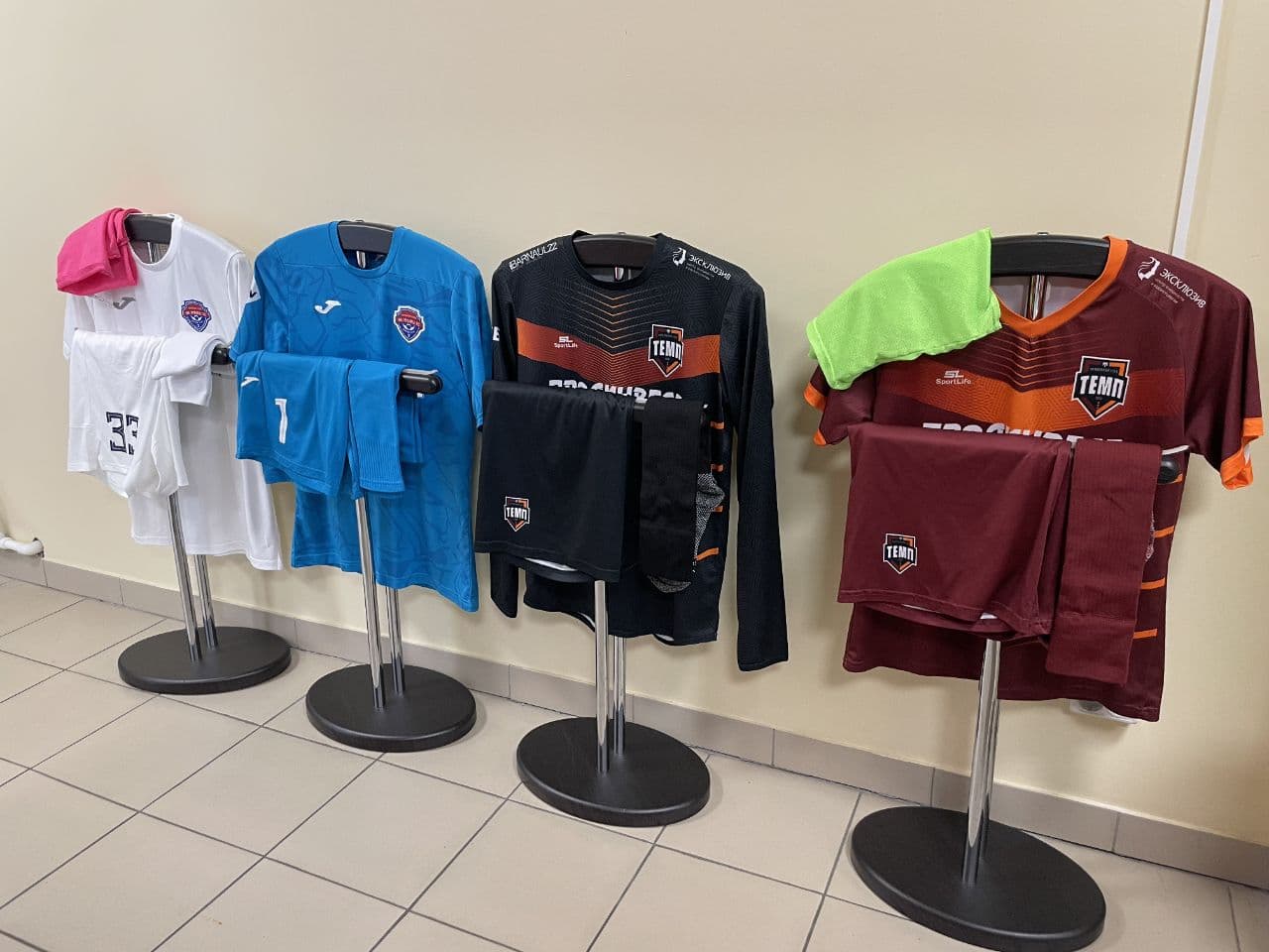 Сегодня играем в бордовом!