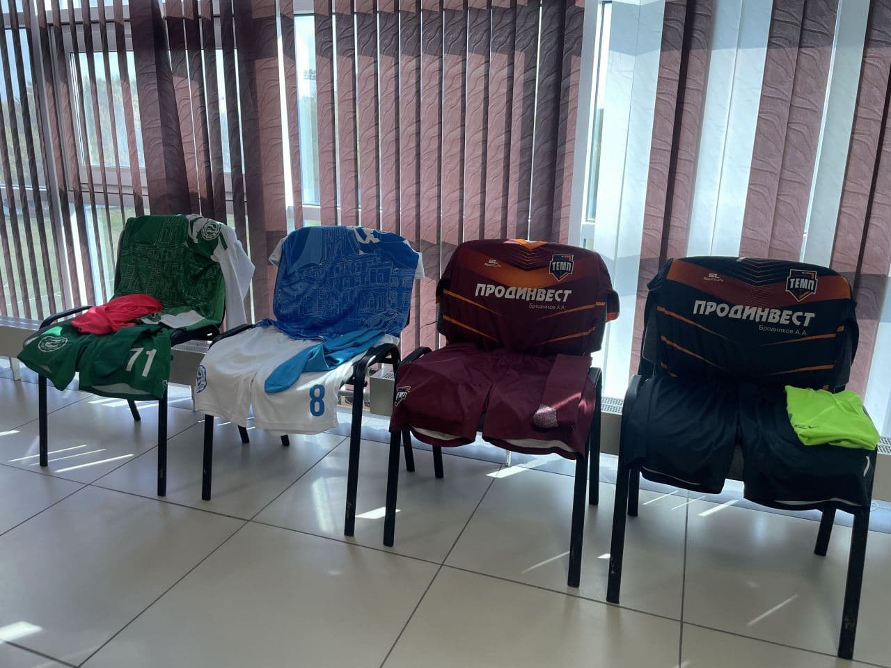 Сегодня играем в бордовом!