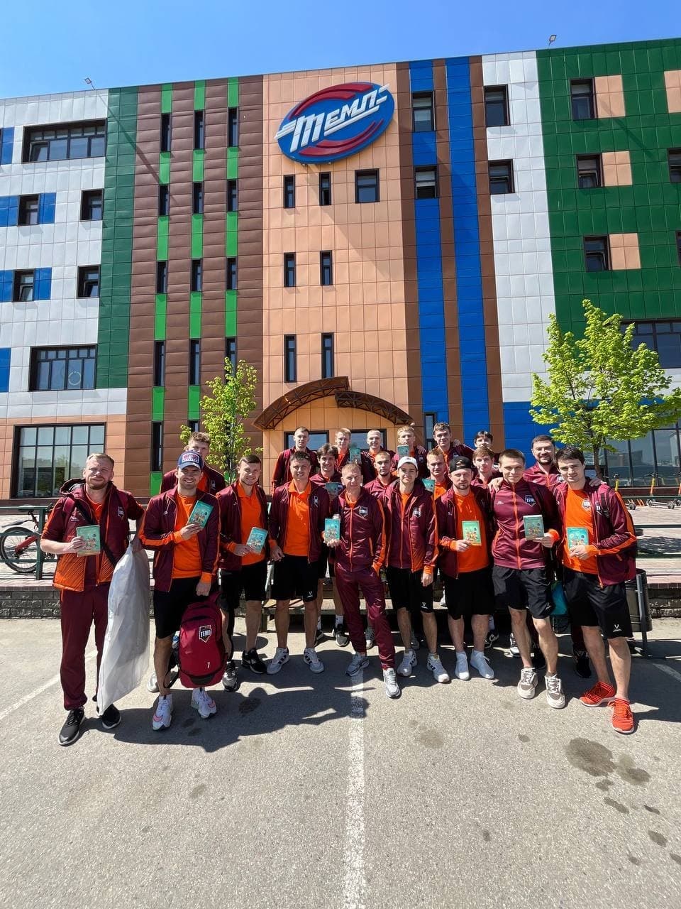 В Красноярск отправились 19 футболистов!