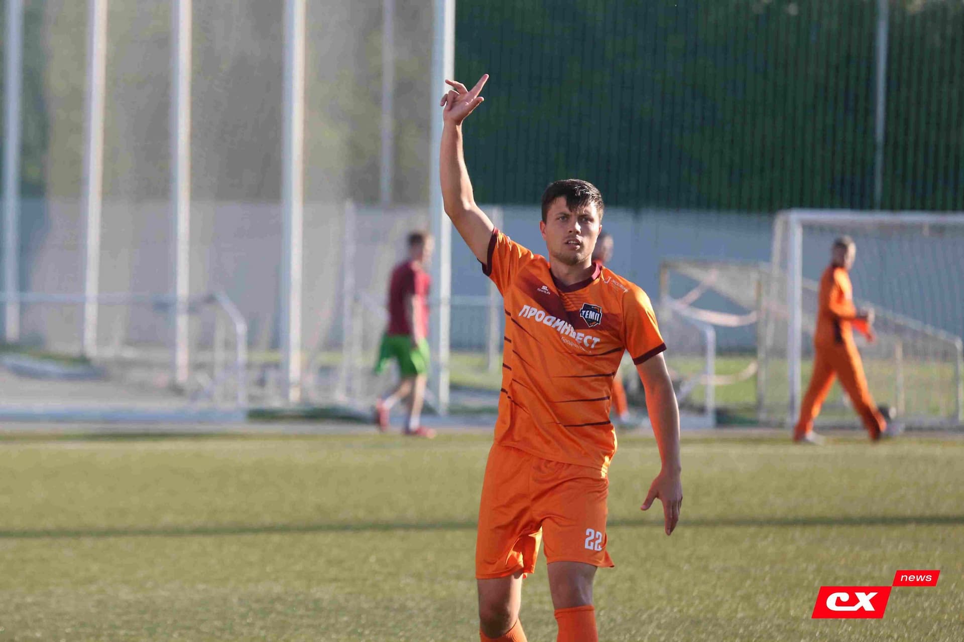 «Полимер» 2:2 «Темп». Третья лига. 05.09.2025. Владимир Мартынов («CX News») и Александр Чёрный («Алтайский спорт») — кадр 105