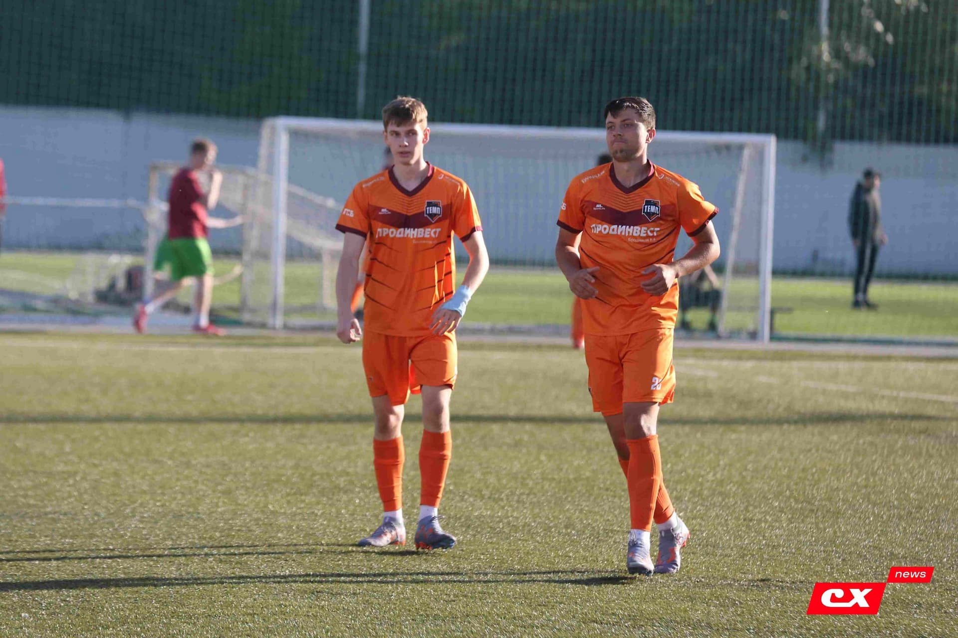 «Полимер» 2:2 «Темп». Третья лига. 05.09.2025. Владимир Мартынов («CX News») и Александр Чёрный («Алтайский спорт») — кадр 106