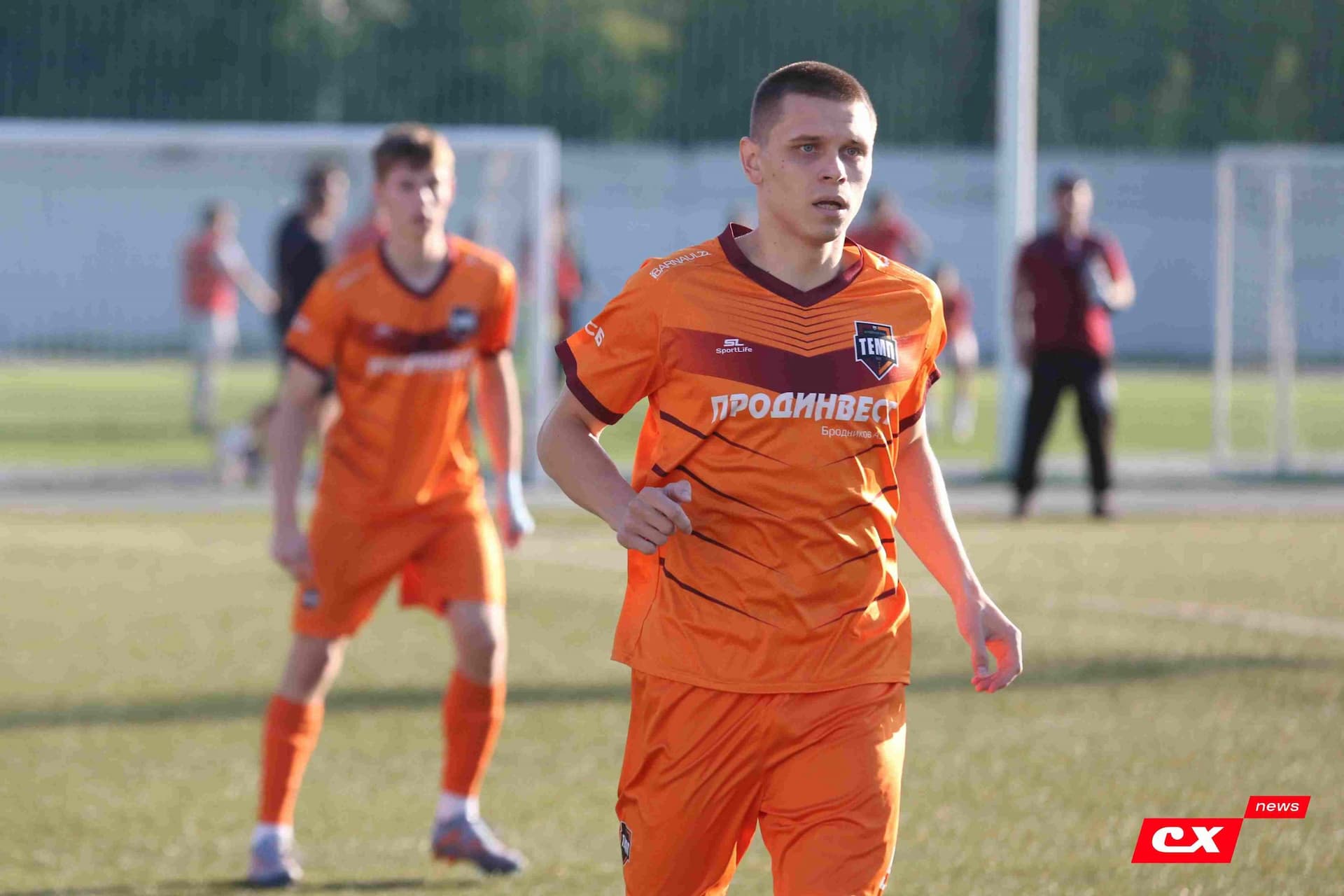 «Полимер» 2:2 «Темп». Третья лига. 05.09.2025. Владимир Мартынов («CX News») и Александр Чёрный («Алтайский спорт») — кадр 107