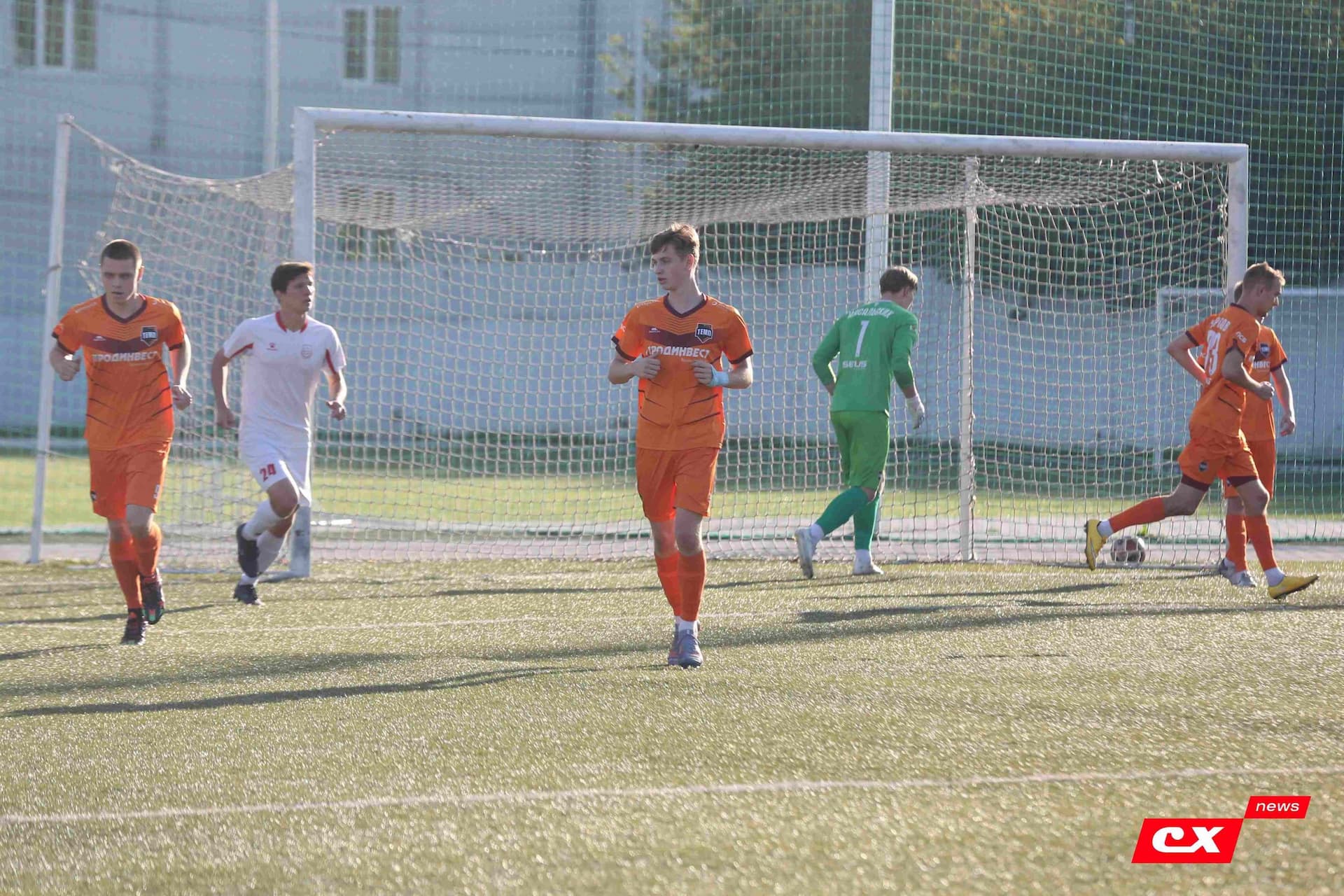 «Полимер» 2:2 «Темп». Третья лига. 05.09.2025. Владимир Мартынов («CX News») и Александр Чёрный («Алтайский спорт») — кадр 111