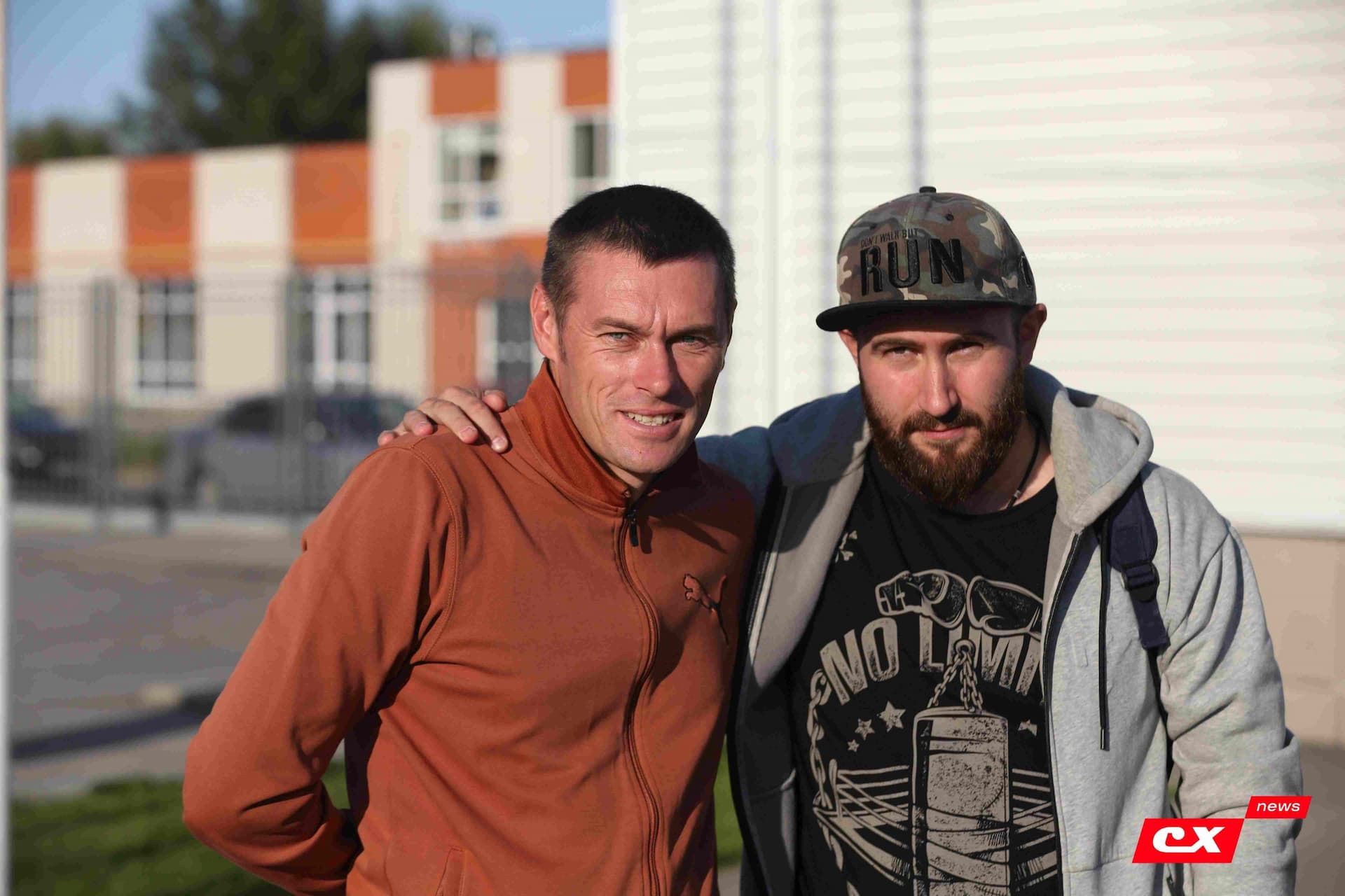 «Полимер» 2:2 «Темп». Третья лига. 05.09.2025. Владимир Мартынов («CX News») и Александр Чёрный («Алтайский спорт») — кадр 118