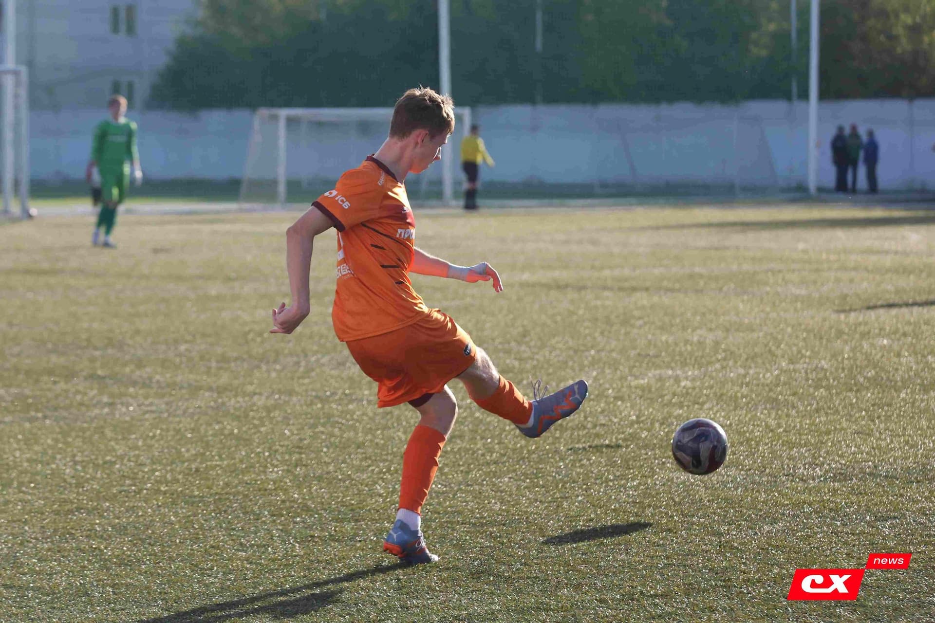 «Полимер» 2:2 «Темп». Третья лига. 05.09.2025. Владимир Мартынов («CX News») и Александр Чёрный («Алтайский спорт») — кадр 123