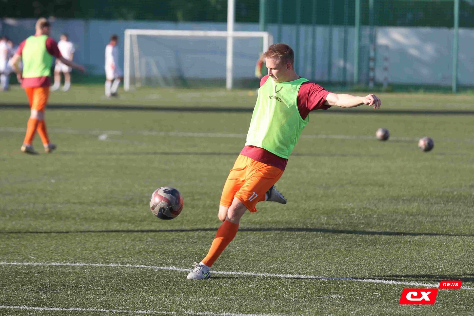 «Полимер» 2:2 «Темп». Третья лига. 05.09.2025. Владимир Мартынов («CX News») и Александр Чёрный («Алтайский спорт») — кадр 13