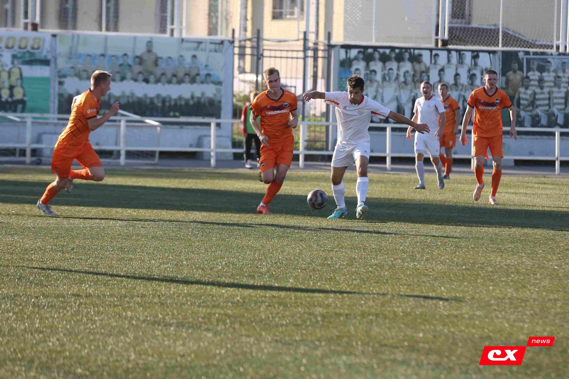 «Полимер» 2:2 «Темп». Третья лига. 05.09.2025. Владимир Мартынов («CX News») и Александр Чёрный («Алтайский спорт») — кадр 130