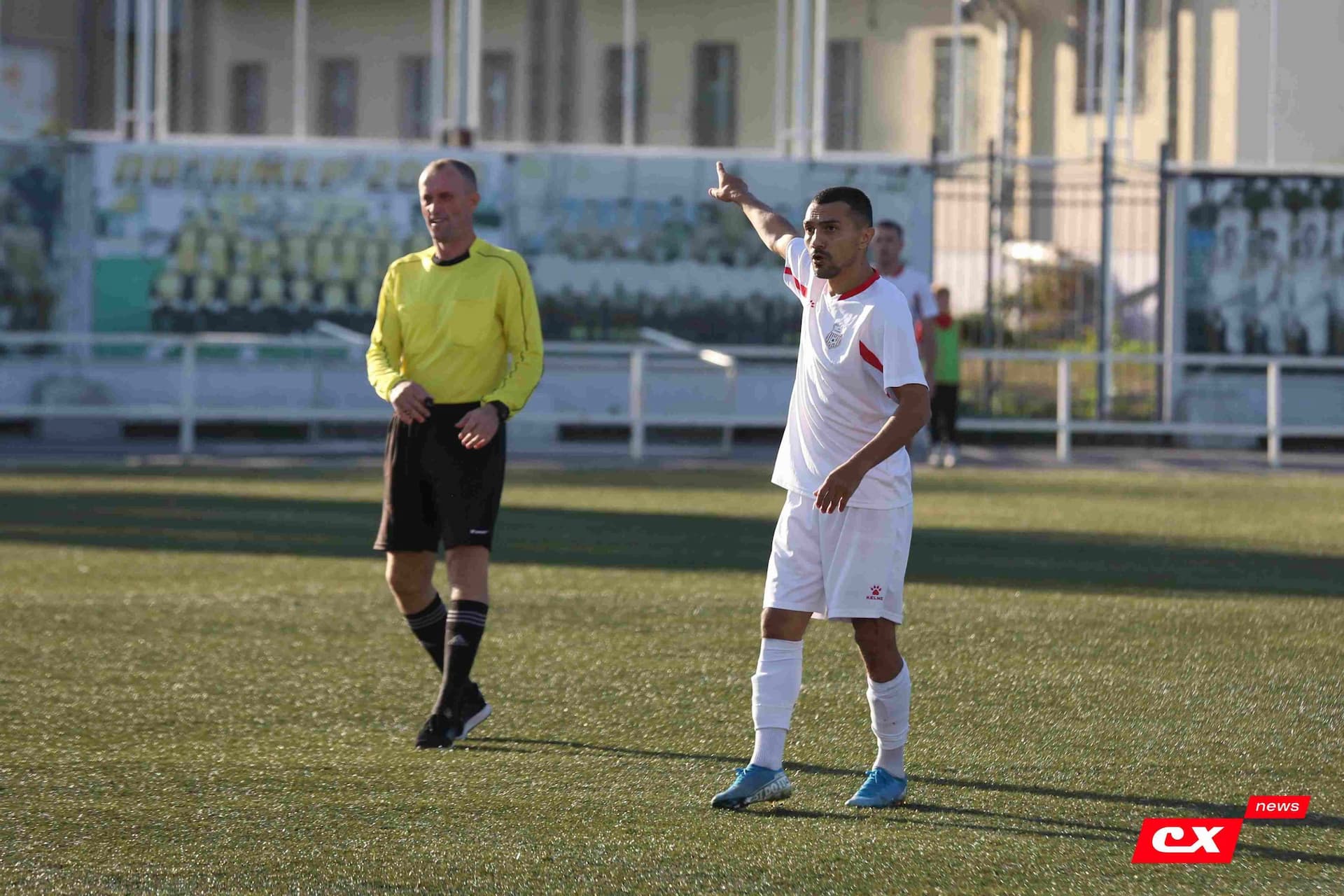 «Полимер» 2:2 «Темп». Третья лига. 05.09.2025. Владимир Мартынов («CX News») и Александр Чёрный («Алтайский спорт») — кадр 136