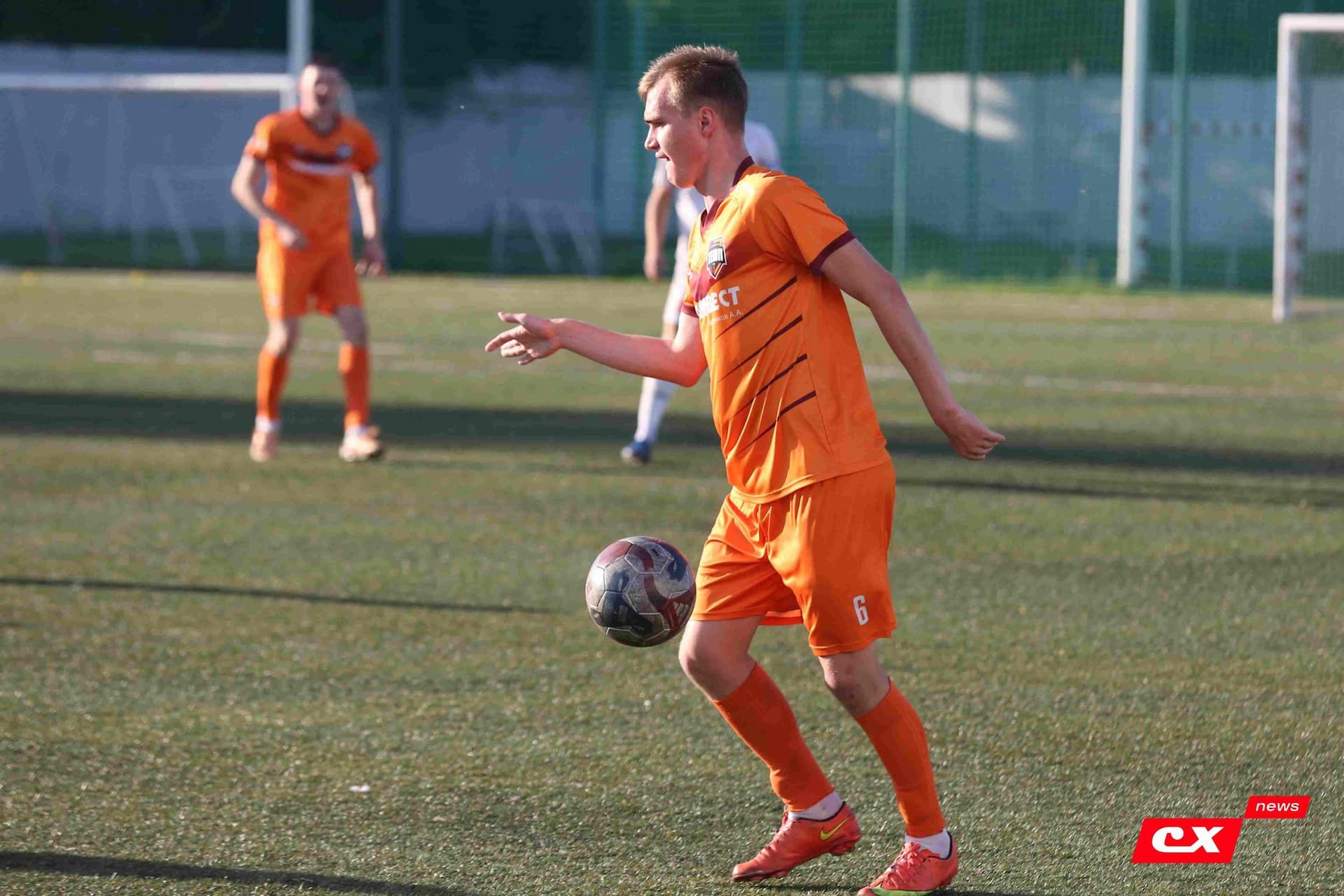 «Полимер» 2:2 «Темп». Третья лига. 05.09.2025. Владимир Мартынов («CX News») и Александр Чёрный («Алтайский спорт») — кадр 137