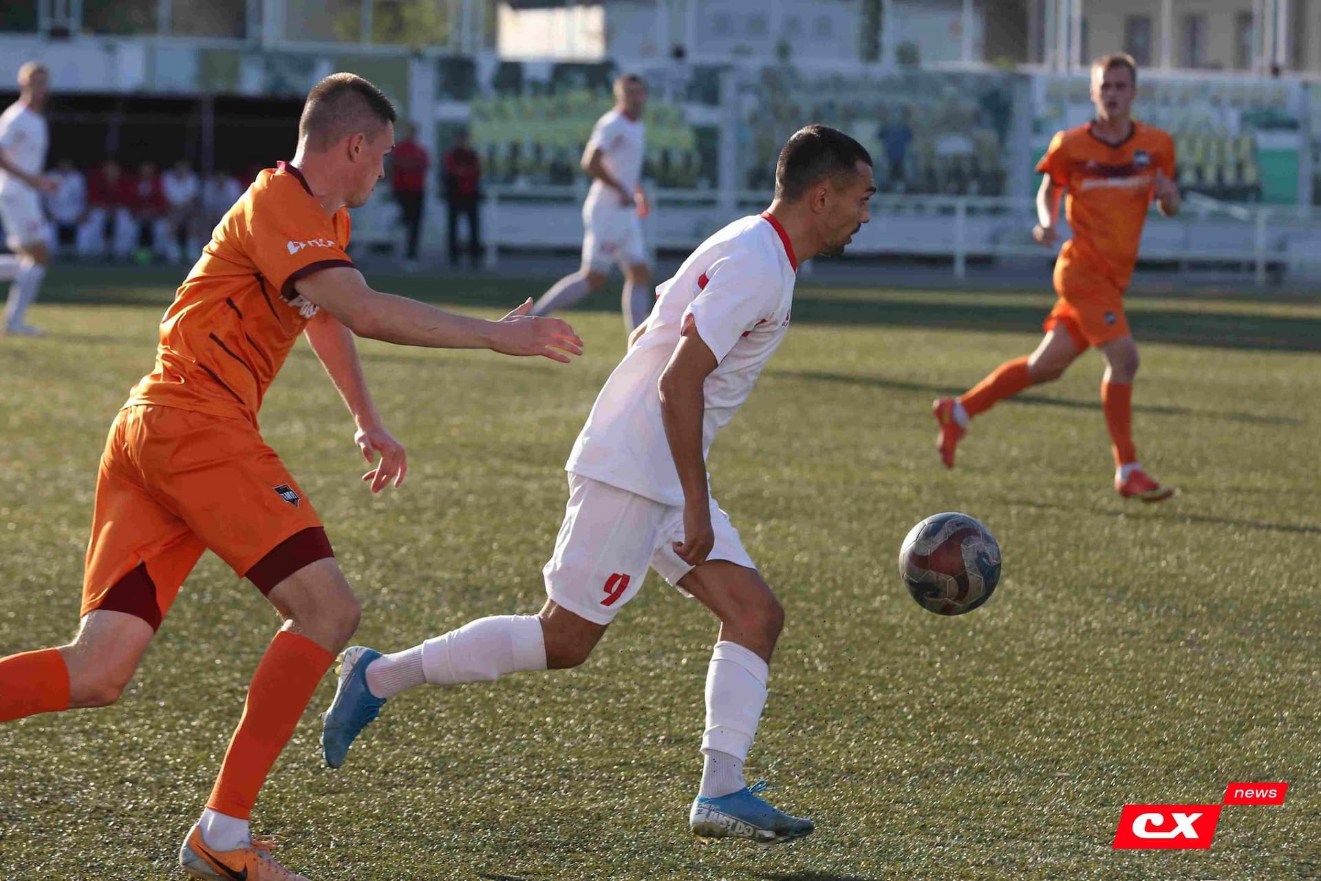 «Полимер» 2:2 «Темп». Третья лига. 05.09.2025. Владимир Мартынов («CX News») и Александр Чёрный («Алтайский спорт») — кадр 145