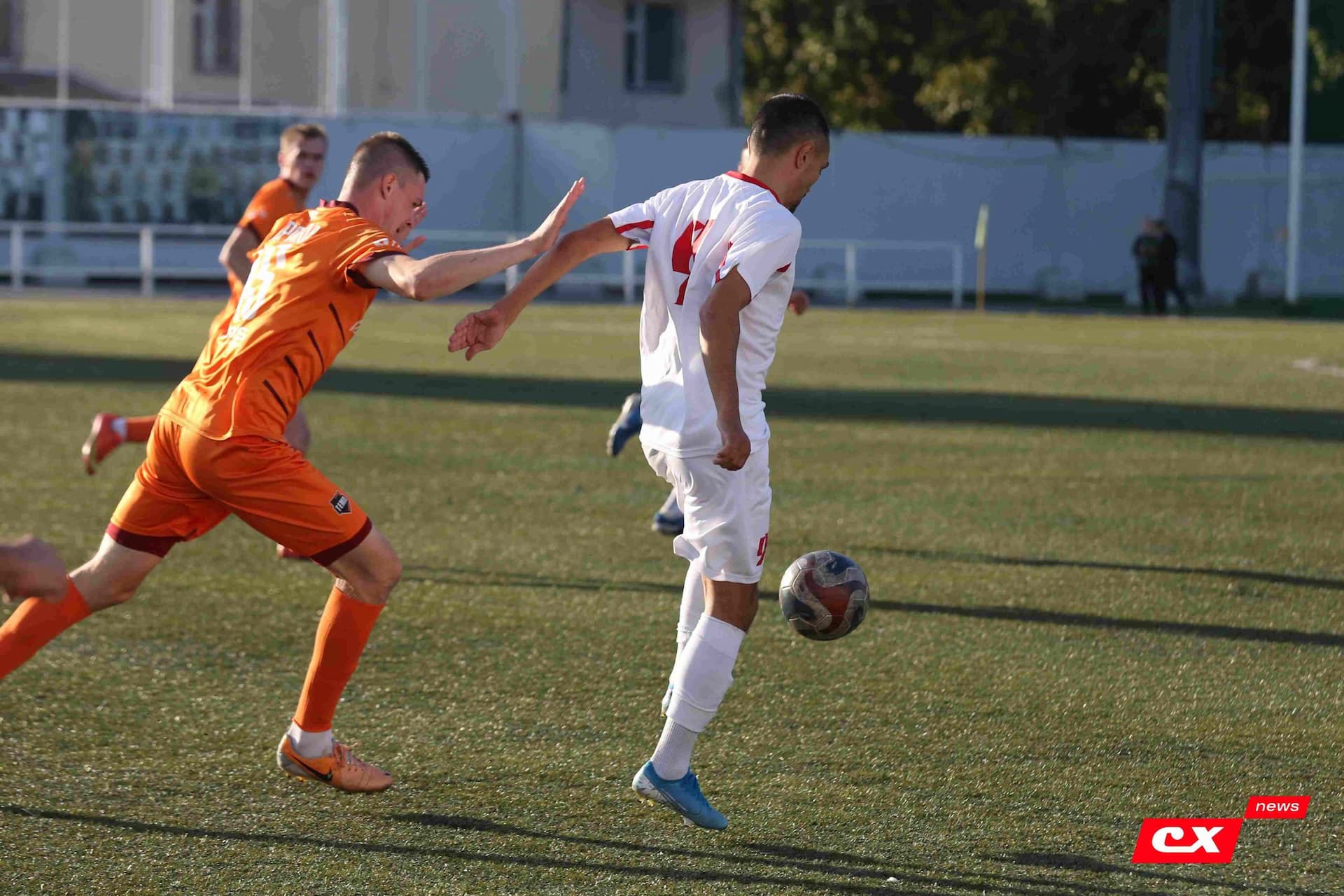 «Полимер» 2:2 «Темп». Третья лига. 05.09.2025. Владимир Мартынов («CX News») и Александр Чёрный («Алтайский спорт») — кадр 146