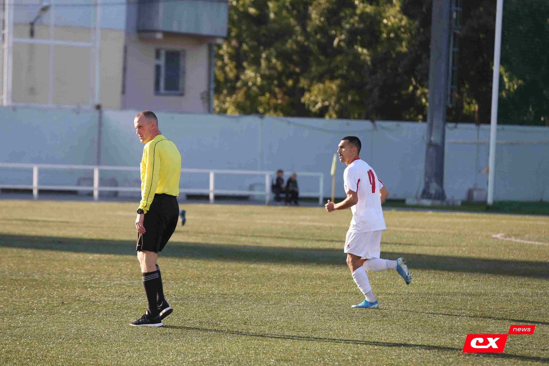 «Полимер» 2:2 «Темп». Третья лига. 05.09.2025. Владимир Мартынов («CX News») и Александр Чёрный («Алтайский спорт») — кадр 150