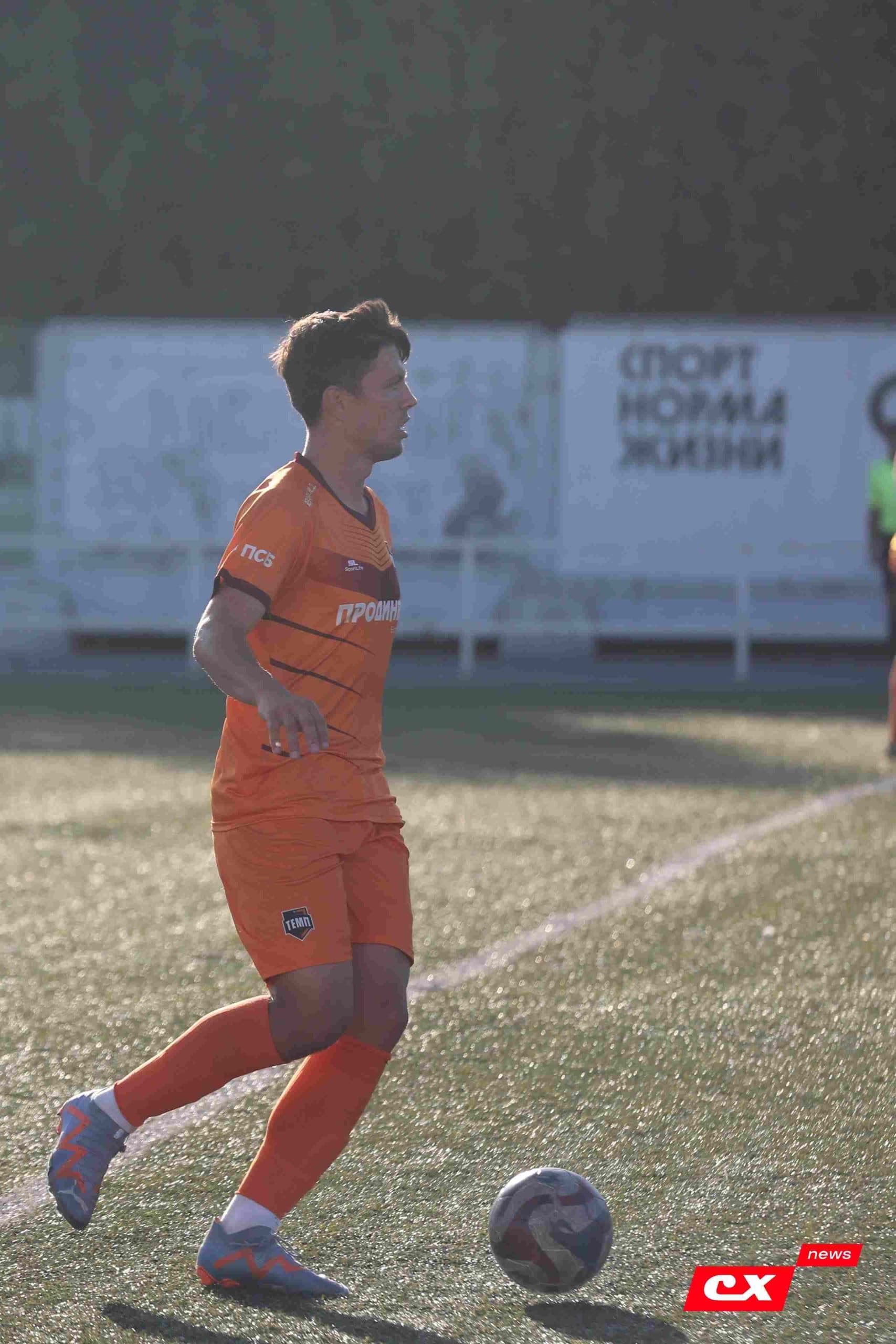 «Полимер» 2:2 «Темп». Третья лига. 05.09.2025. Владимир Мартынов («CX News») и Александр Чёрный («Алтайский спорт») — кадр 151