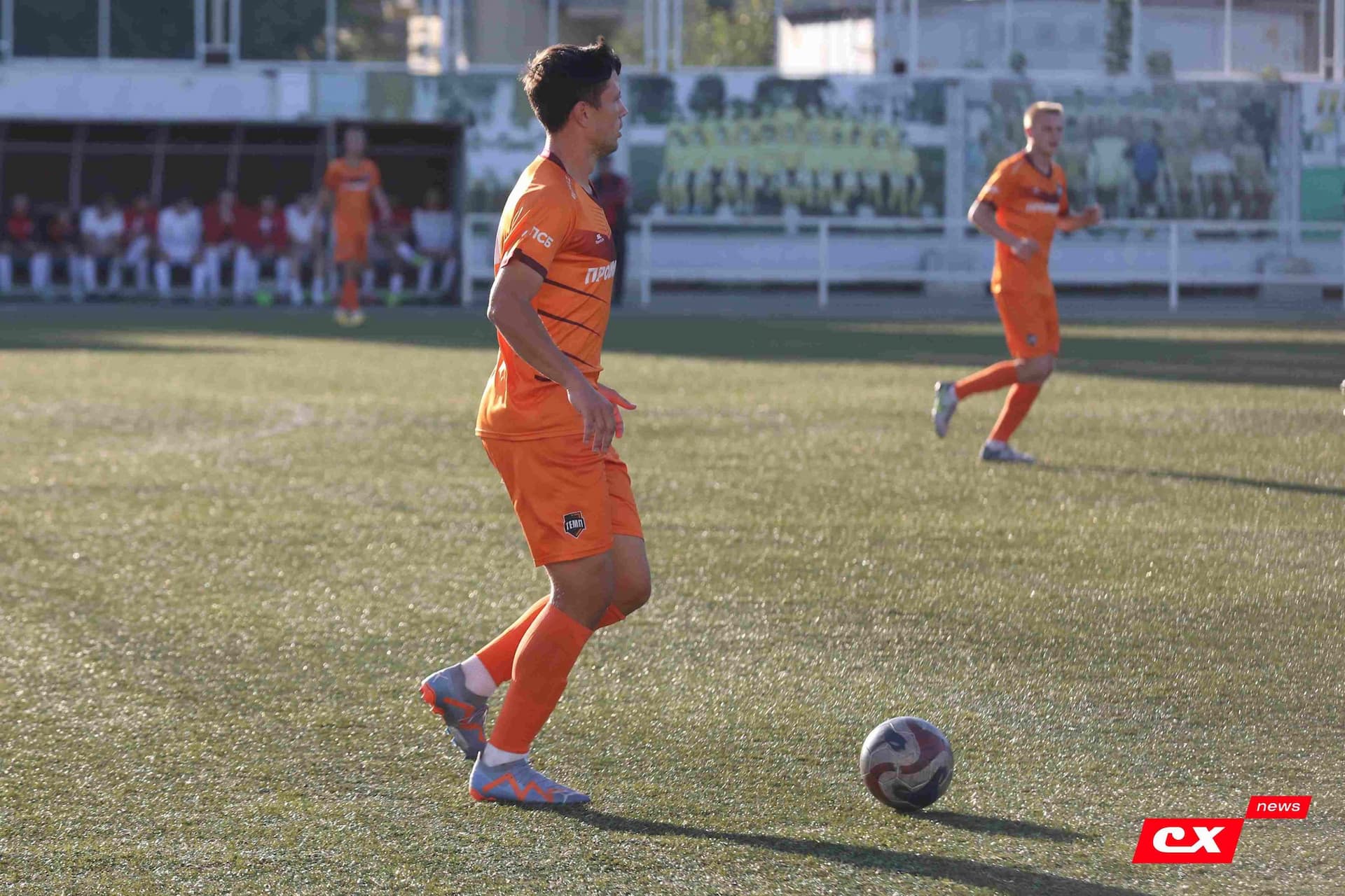 «Полимер» 2:2 «Темп». Третья лига. 05.09.2025. Владимир Мартынов («CX News») и Александр Чёрный («Алтайский спорт») — кадр 152