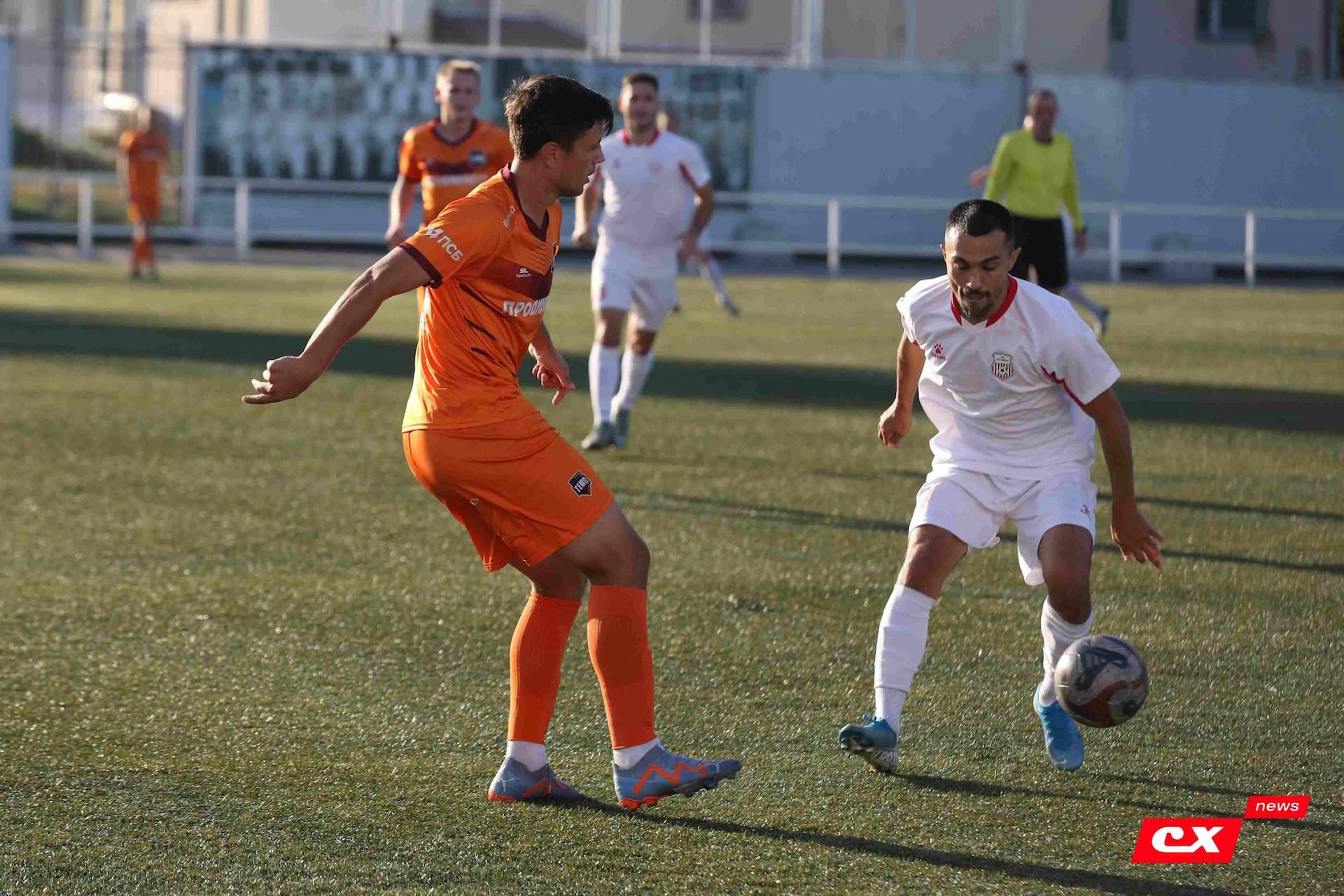 «Полимер» 2:2 «Темп». Третья лига. 05.09.2025. Владимир Мартынов («CX News») и Александр Чёрный («Алтайский спорт») — кадр 153