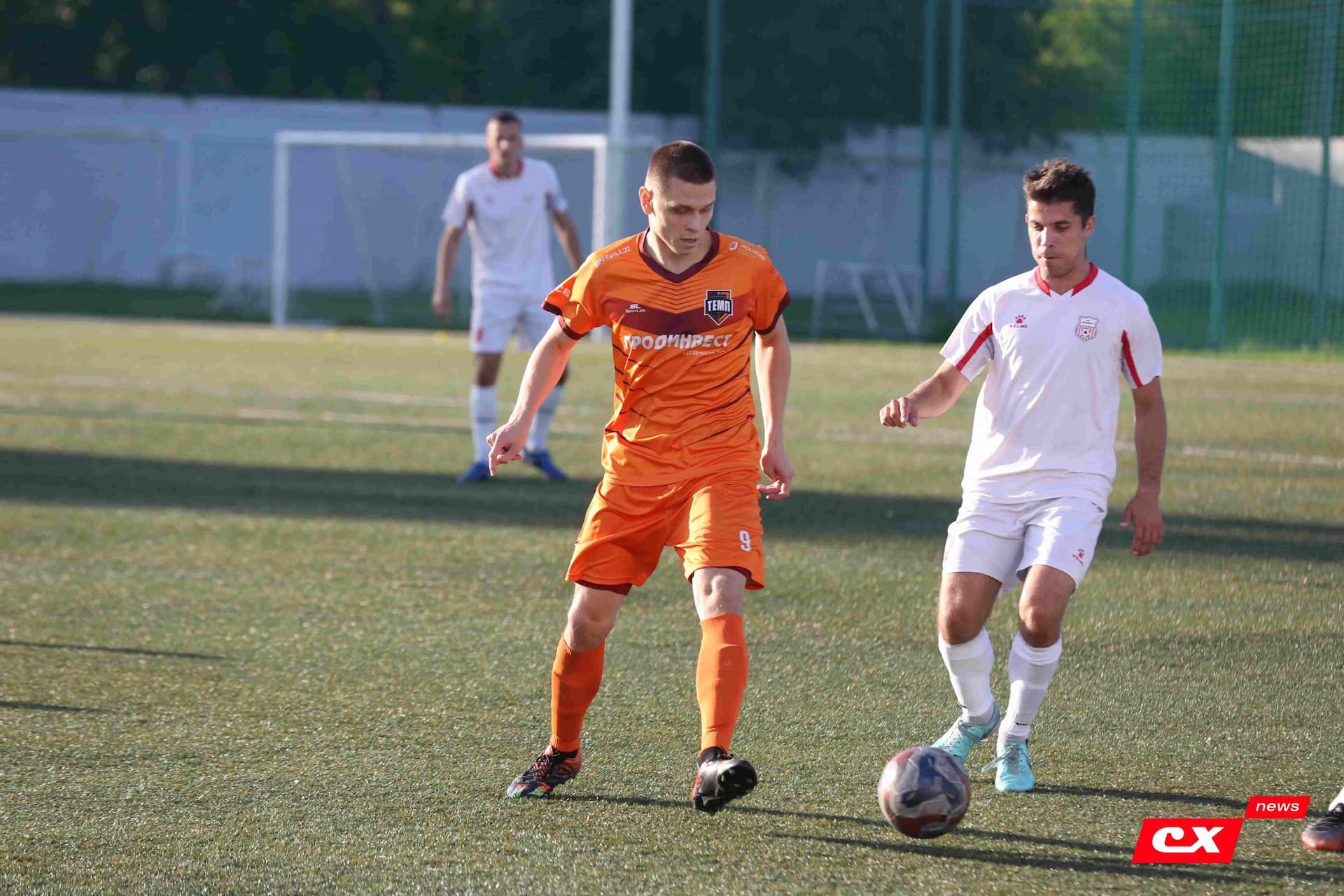 «Полимер» 2:2 «Темп». Третья лига. 05.09.2025. Владимир Мартынов («CX News») и Александр Чёрный («Алтайский спорт») — кадр 154