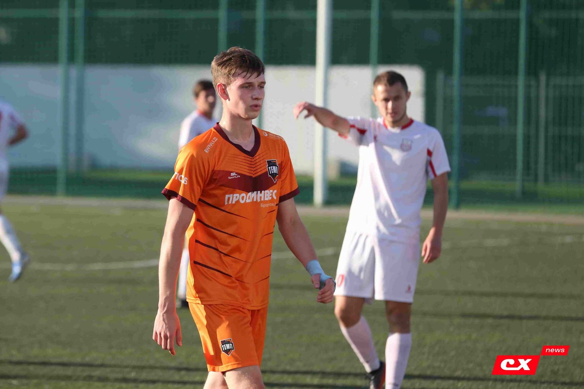 «Полимер» 2:2 «Темп». Третья лига. 05.09.2025. Владимир Мартынов («CX News») и Александр Чёрный («Алтайский спорт») — кадр 157