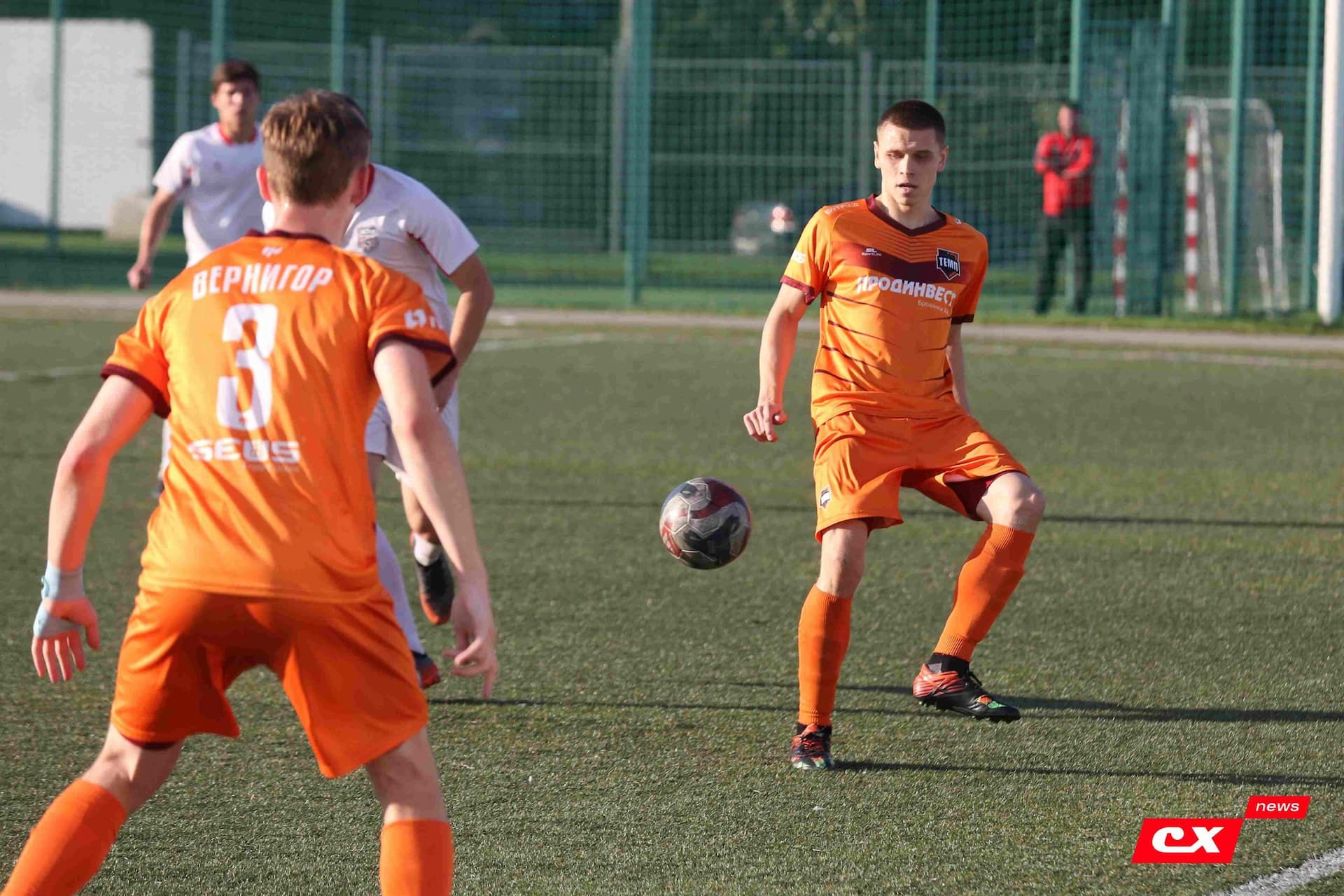 «Полимер» 2:2 «Темп». Третья лига. 05.09.2025. Владимир Мартынов («CX News») и Александр Чёрный («Алтайский спорт») — кадр 158