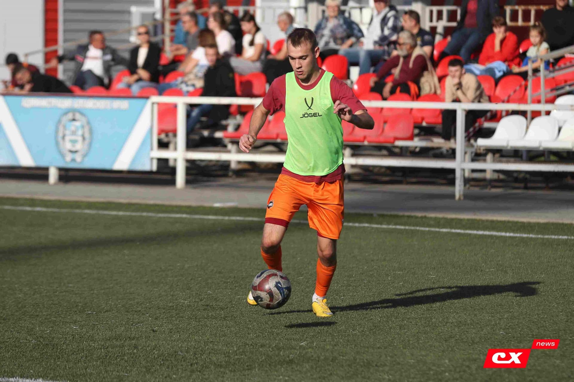 «Полимер» 2:2 «Темп». Третья лига. 05.09.2025. Владимир Мартынов («CX News») и Александр Чёрный («Алтайский спорт») — кадр 16