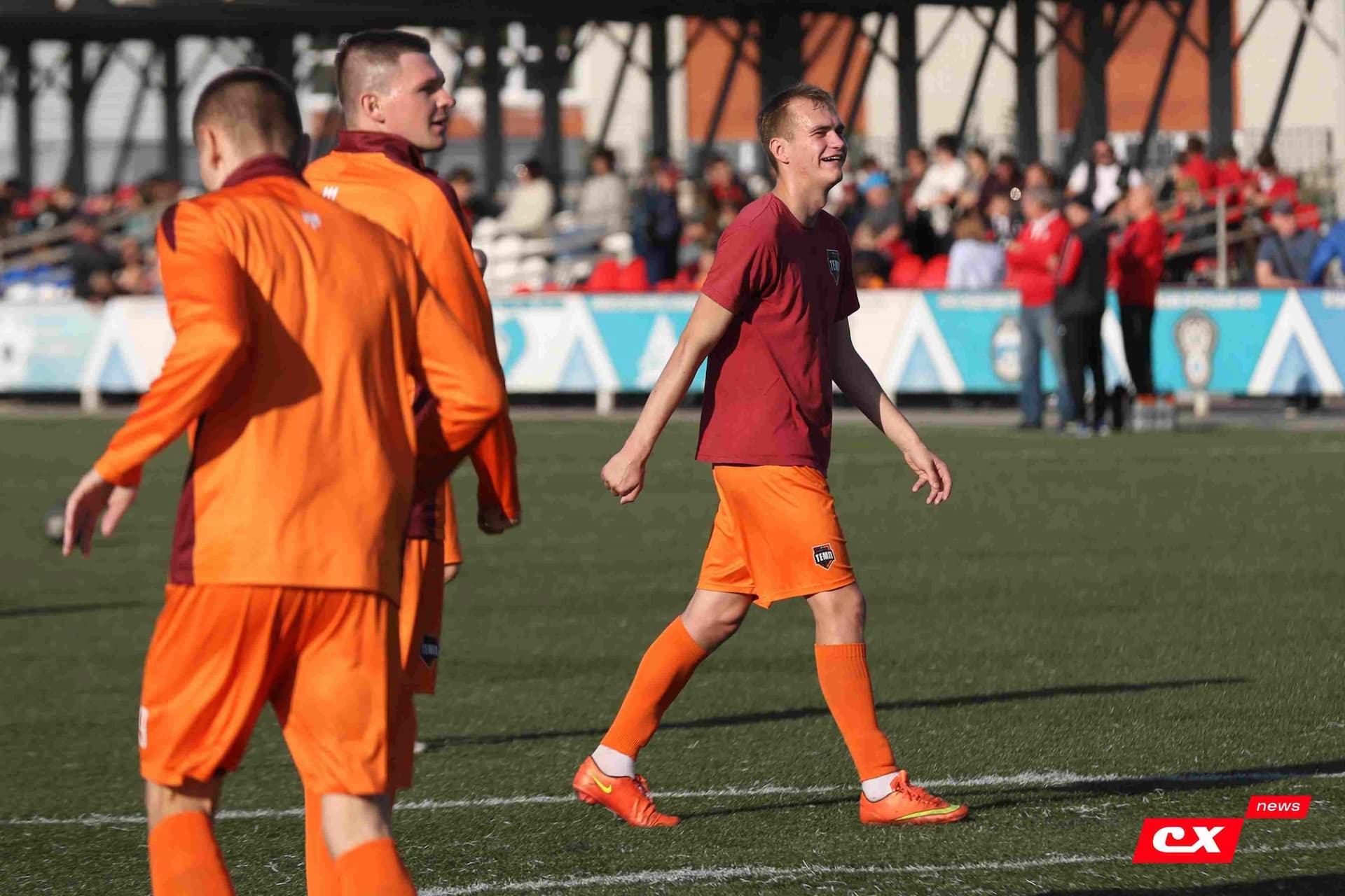 «Полимер» 2:2 «Темп». Третья лига. 05.09.2025. Владимир Мартынов («CX News») и Александр Чёрный («Алтайский спорт») — кадр 19