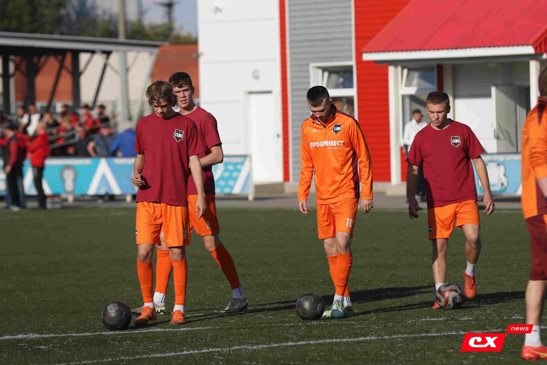 «Полимер» 2:2 «Темп». Третья лига. 05.09.2025. Владимир Мартынов («CX News») и Александр Чёрный («Алтайский спорт») — кадр 20