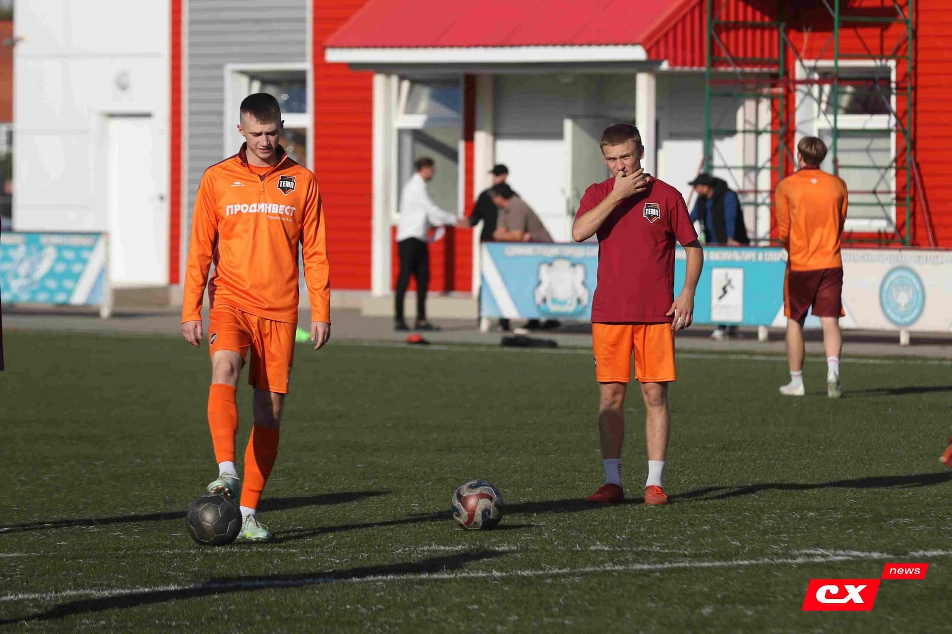 «Полимер» 2:2 «Темп». Третья лига. 05.09.2025. Владимир Мартынов («CX News») и Александр Чёрный («Алтайский спорт») — кадр 22