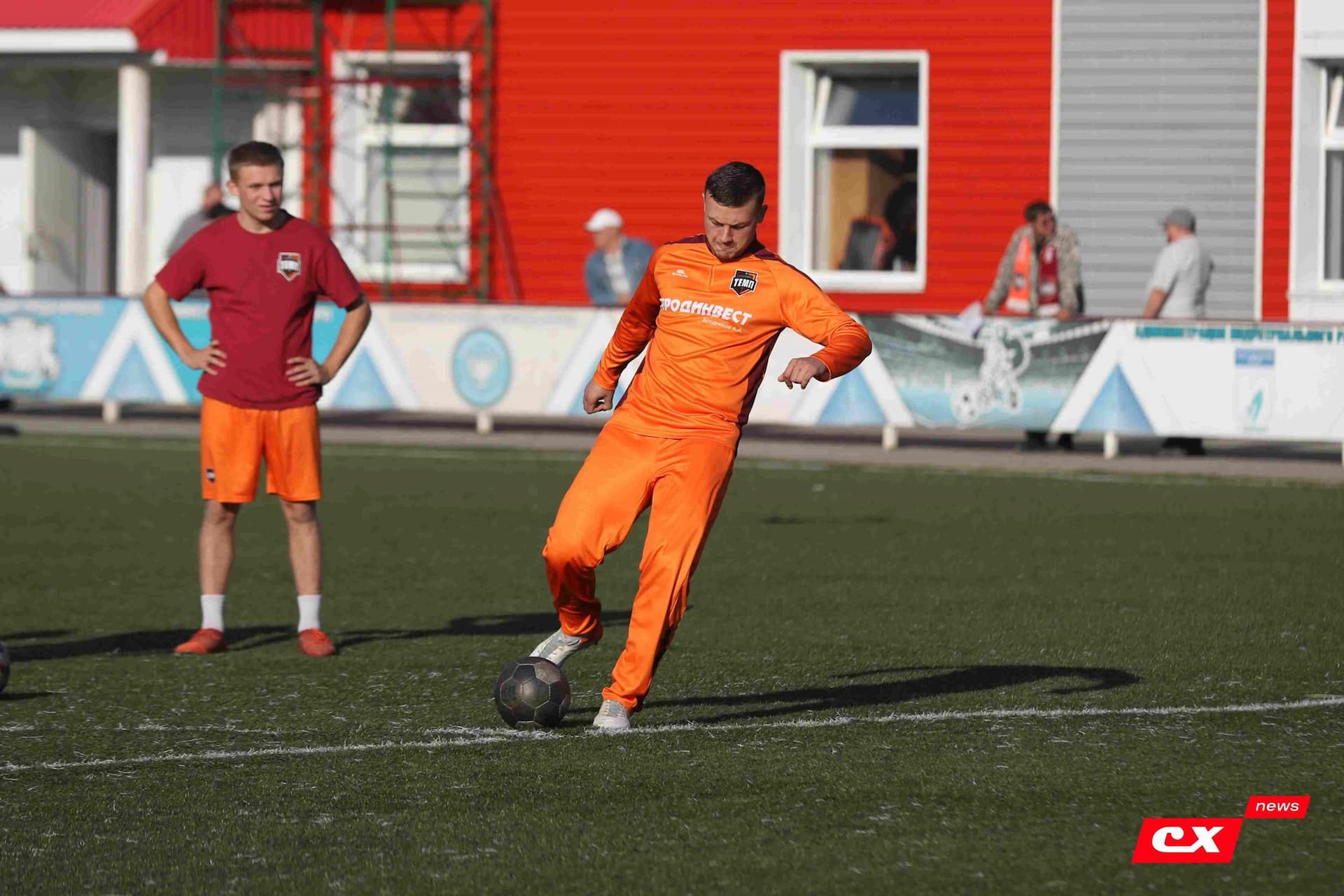 «Полимер» 2:2 «Темп». Третья лига. 05.09.2025. Владимир Мартынов («CX News») и Александр Чёрный («Алтайский спорт») — кадр 24