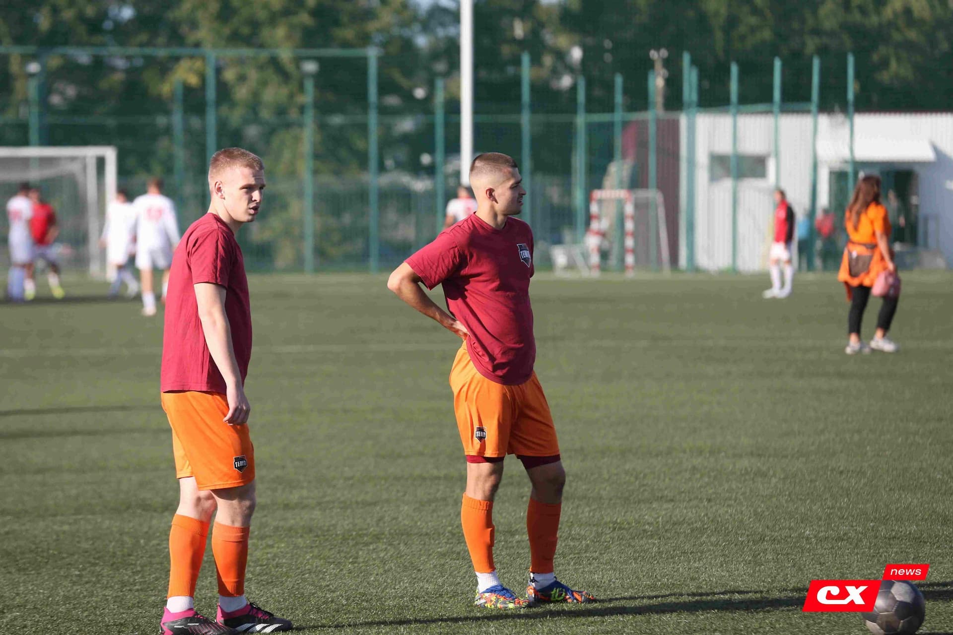 «Полимер» 2:2 «Темп». Третья лига. 05.09.2025. Владимир Мартынов («CX News») и Александр Чёрный («Алтайский спорт») — кадр 28