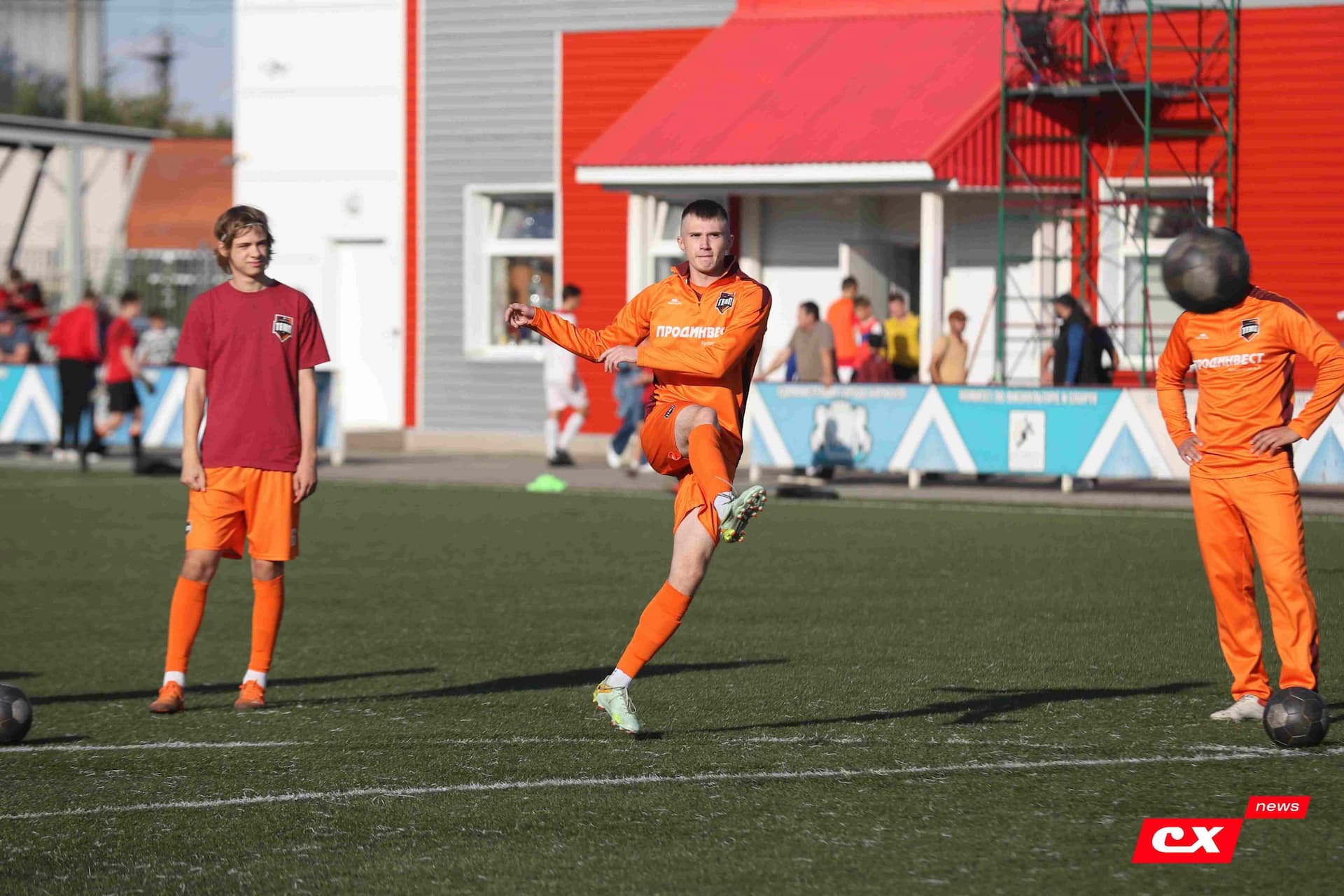 «Полимер» 2:2 «Темп». Третья лига. 05.09.2025. Владимир Мартынов («CX News») и Александр Чёрный («Алтайский спорт») — кадр 29