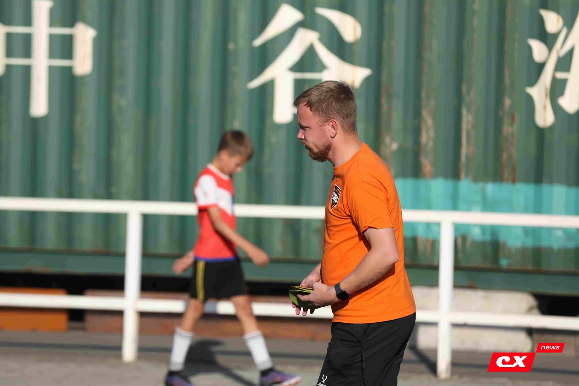 «Полимер» 2:2 «Темп». Третья лига. 05.09.2025. Владимир Мартынов («CX News») и Александр Чёрный («Алтайский спорт») — кадр 30