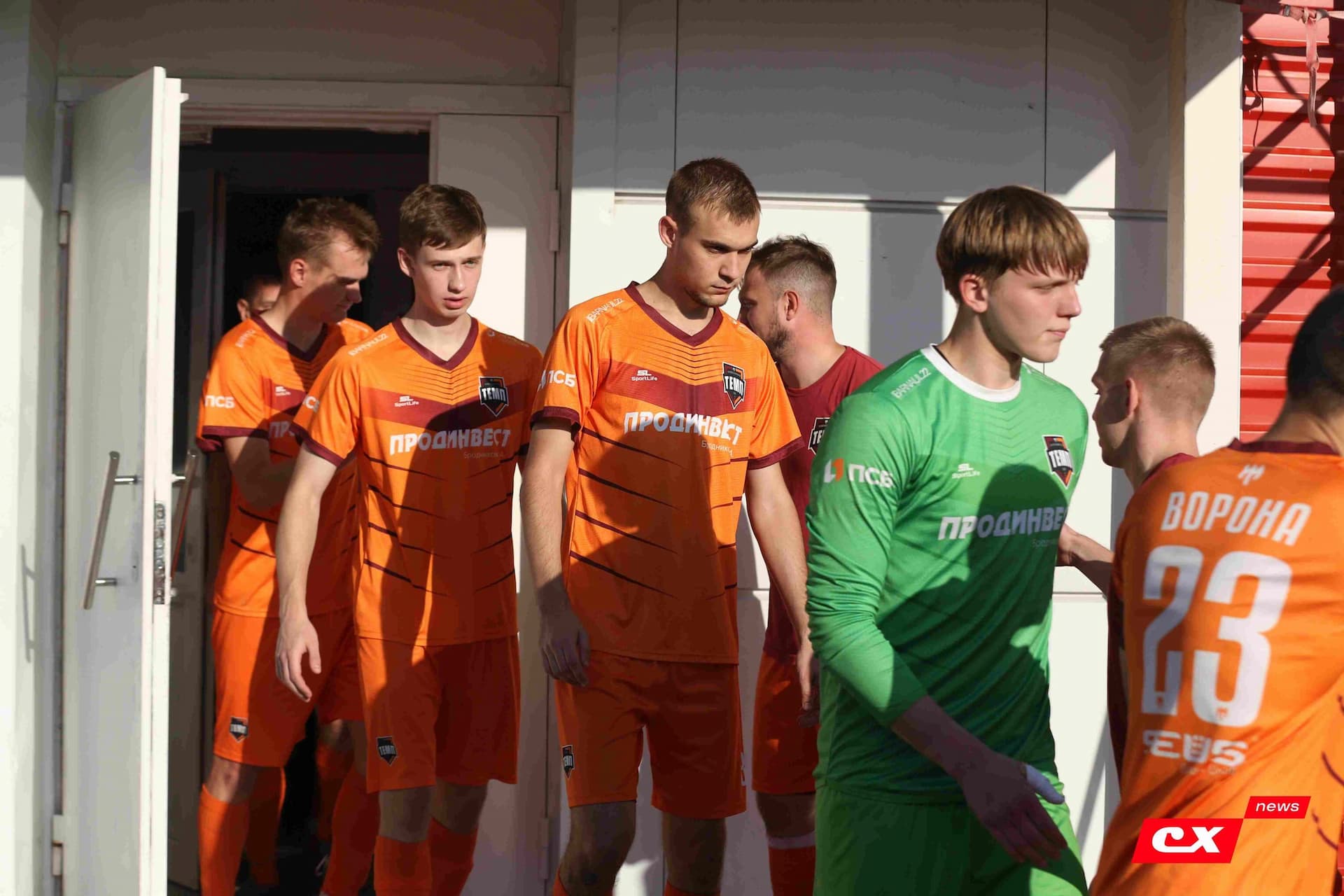 «Полимер» 2:2 «Темп». Третья лига. 05.09.2025. Владимир Мартынов («CX News») и Александр Чёрный («Алтайский спорт») — кадр 55