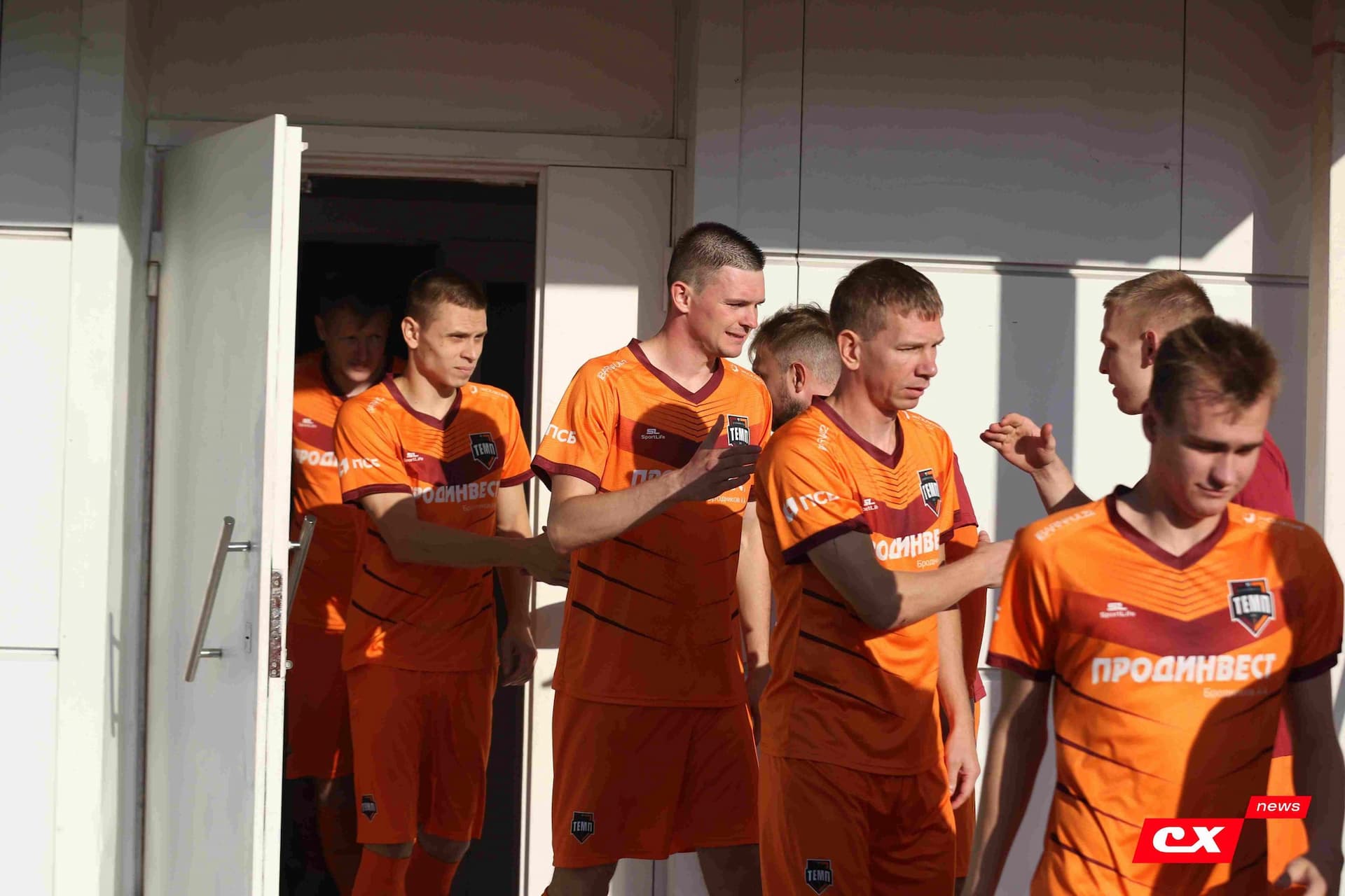 «Полимер» 2:2 «Темп». Третья лига. 05.09.2025. Владимир Мартынов («CX News») и Александр Чёрный («Алтайский спорт») — кадр 56