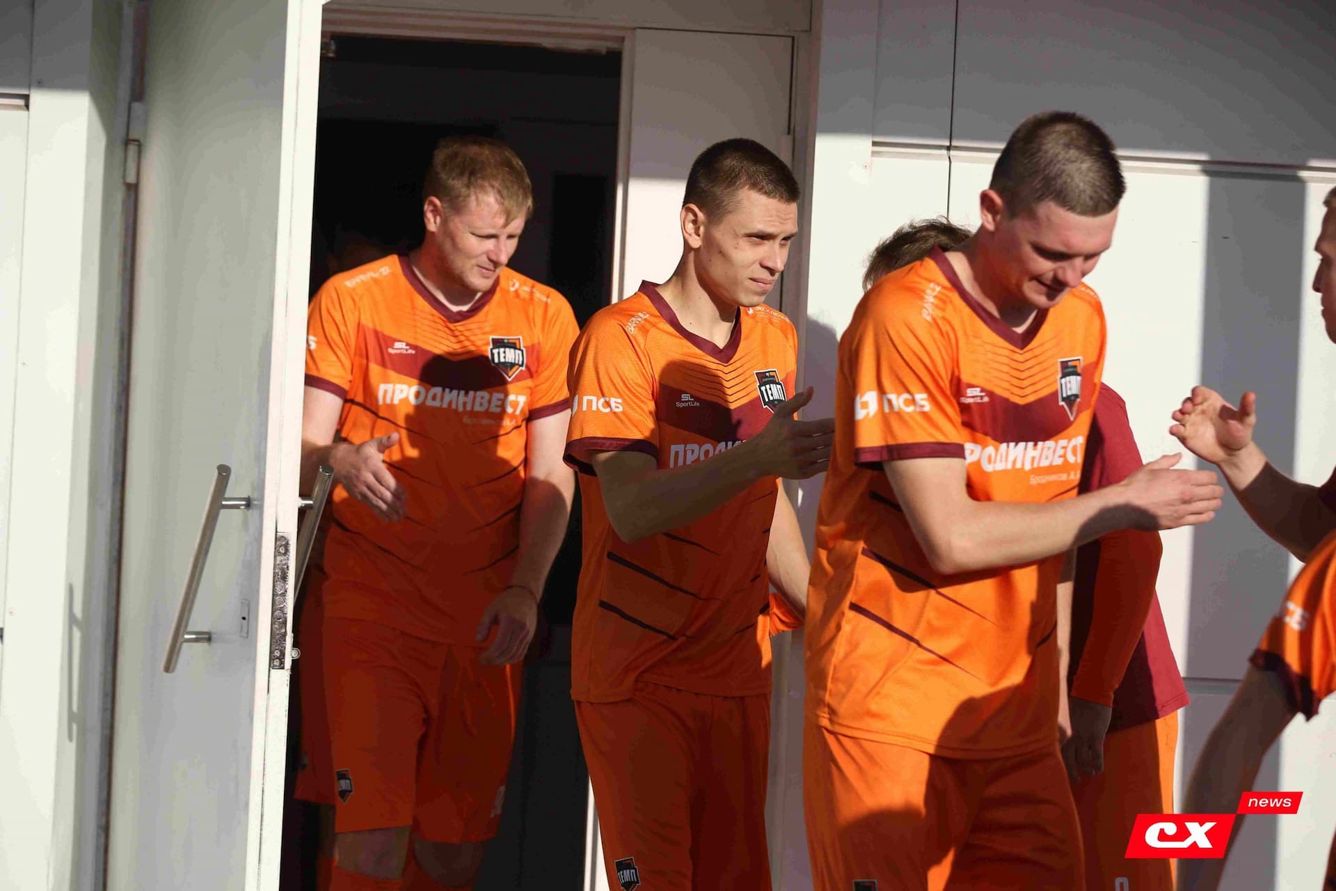 «Полимер» 2:2 «Темп». Третья лига. 05.09.2025. Владимир Мартынов («CX News») и Александр Чёрный («Алтайский спорт») — кадр 57