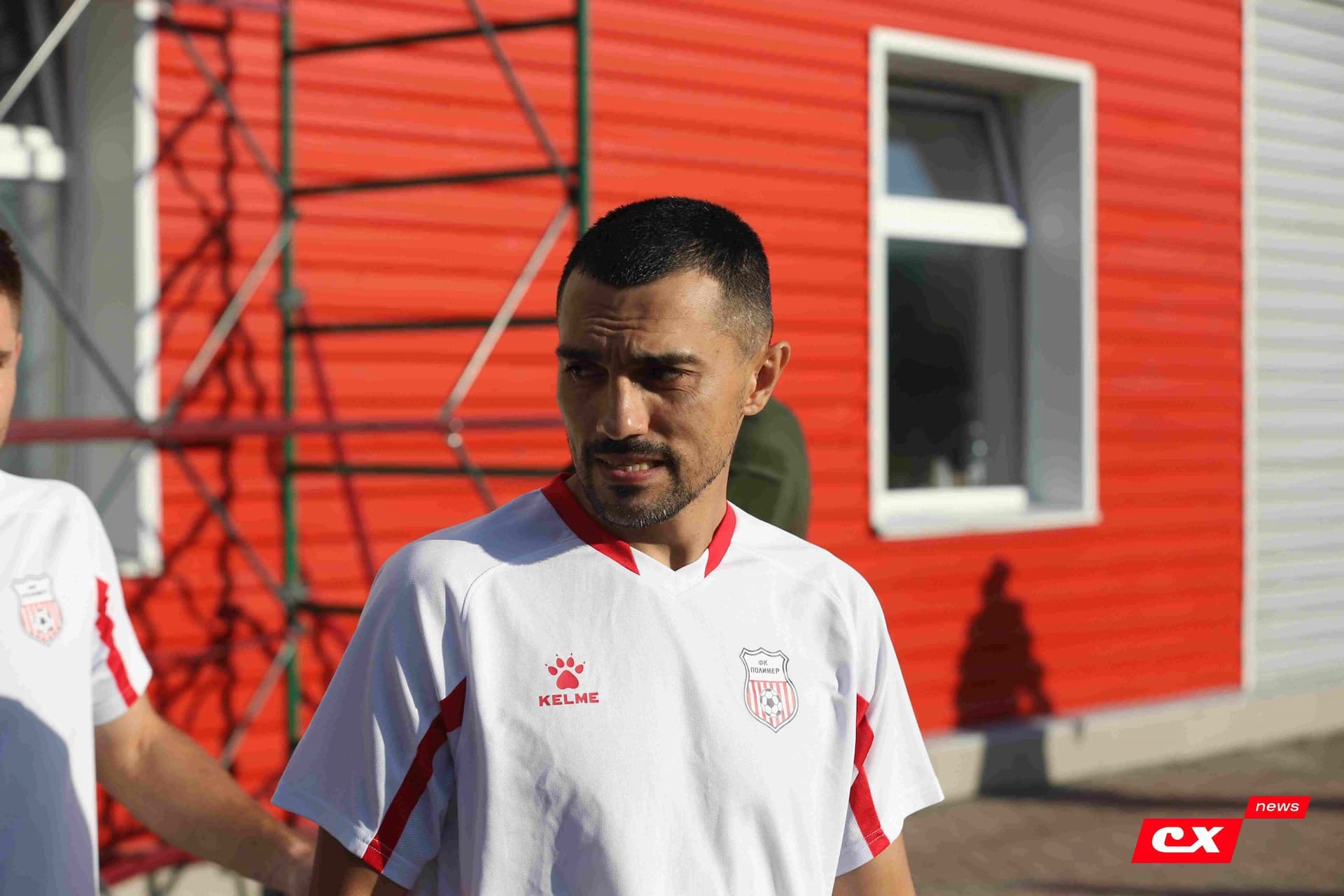 «Полимер» 2:2 «Темп». Третья лига. 05.09.2025. Владимир Мартынов («CX News») и Александр Чёрный («Алтайский спорт») — кадр 61