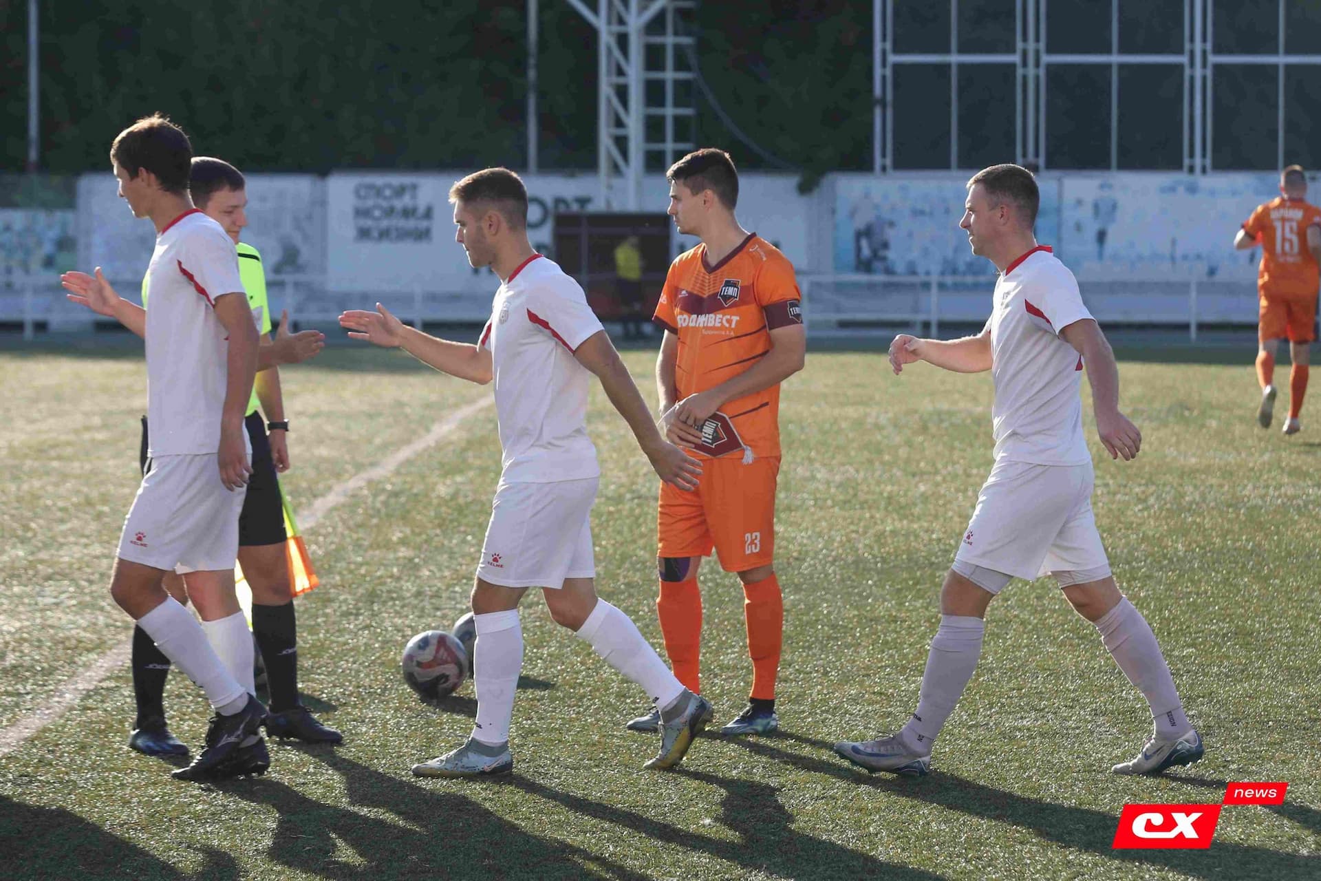 «Полимер» 2:2 «Темп». Третья лига. 05.09.2025. Владимир Мартынов («CX News») и Александр Чёрный («Алтайский спорт») — кадр 65