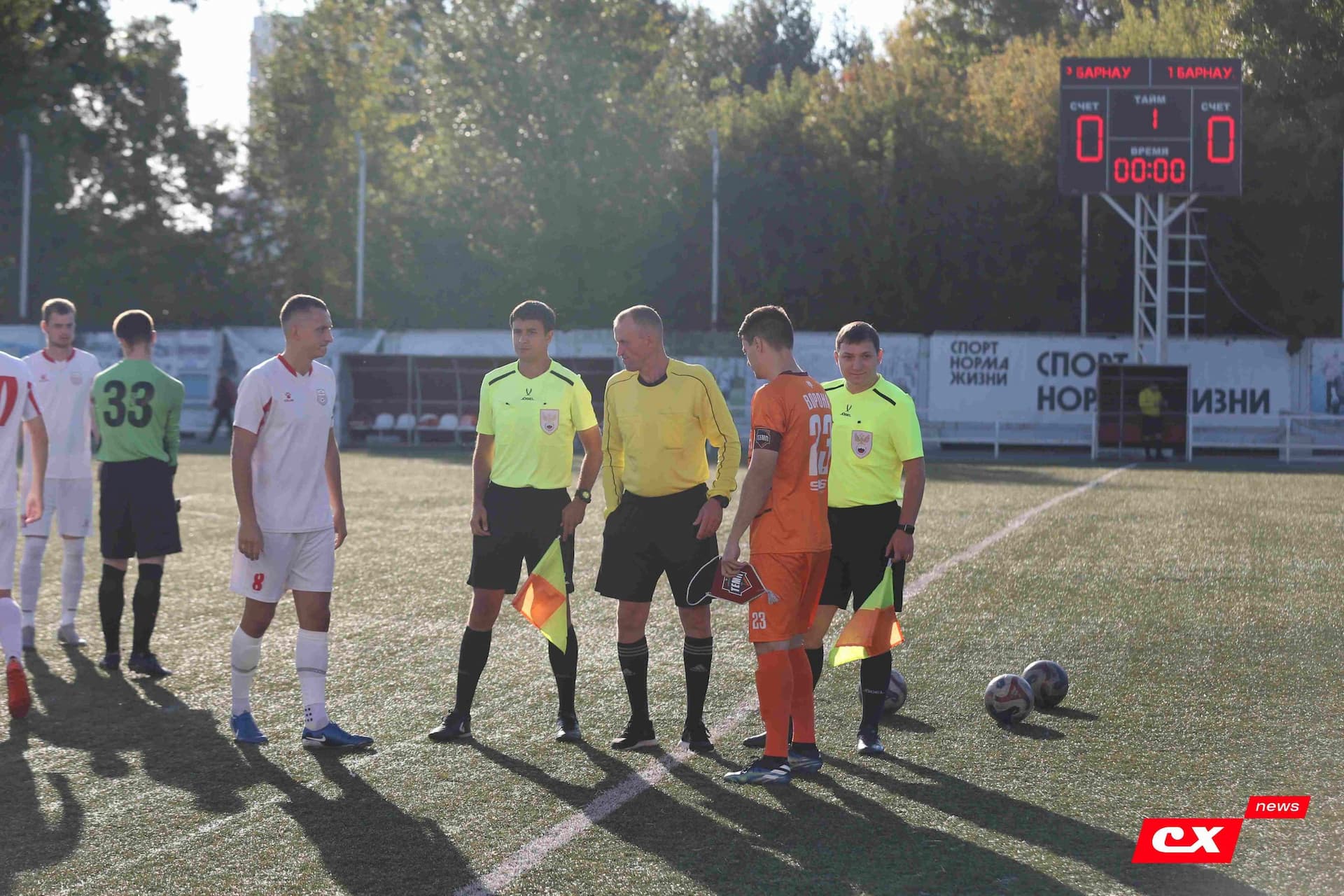 «Полимер» 2:2 «Темп». Третья лига. 05.09.2025. Владимир Мартынов («CX News») и Александр Чёрный («Алтайский спорт») — кадр 66