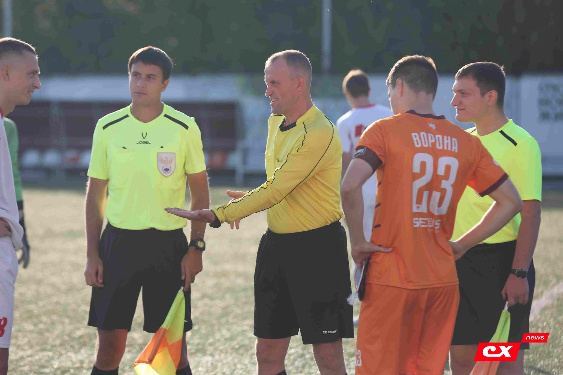 «Полимер» 2:2 «Темп». Третья лига. 05.09.2025. Владимир Мартынов («CX News») и Александр Чёрный («Алтайский спорт») — кадр 68