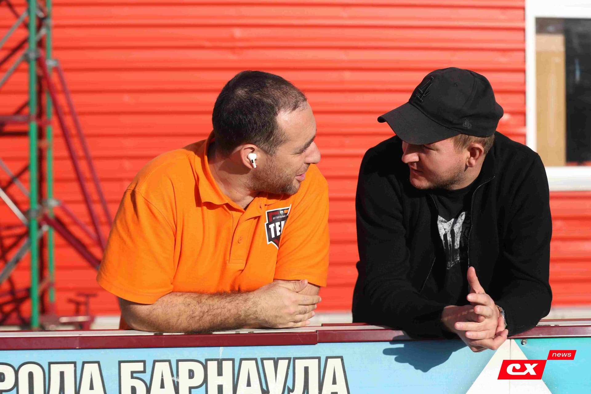 «Полимер» 2:2 «Темп». Третья лига. 05.09.2025. Владимир Мартынов («CX News») и Александр Чёрный («Алтайский спорт») — кадр 70