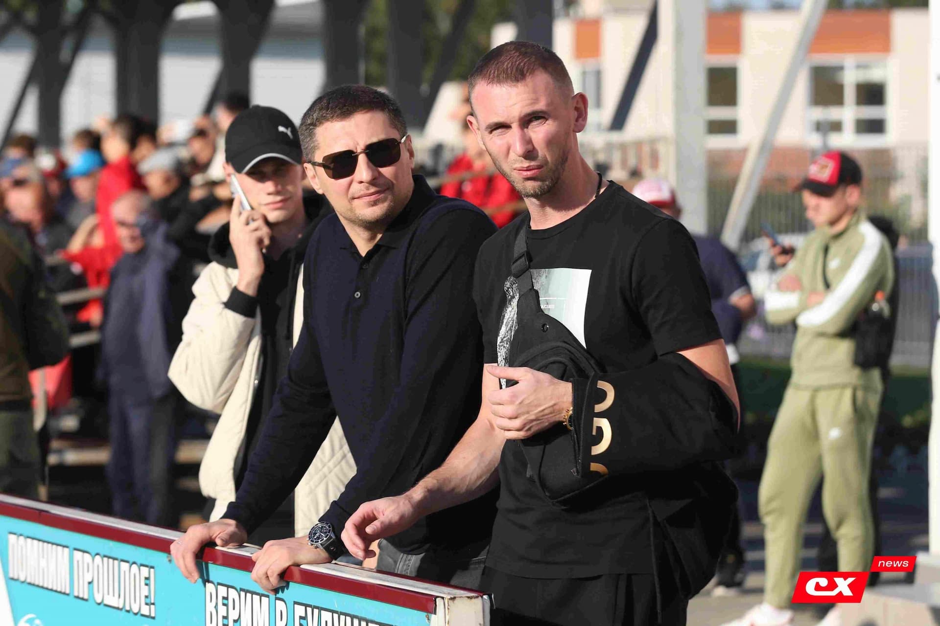 «Полимер» 2:2 «Темп». Третья лига. 05.09.2025. Владимир Мартынов («CX News») и Александр Чёрный («Алтайский спорт») — кадр 71