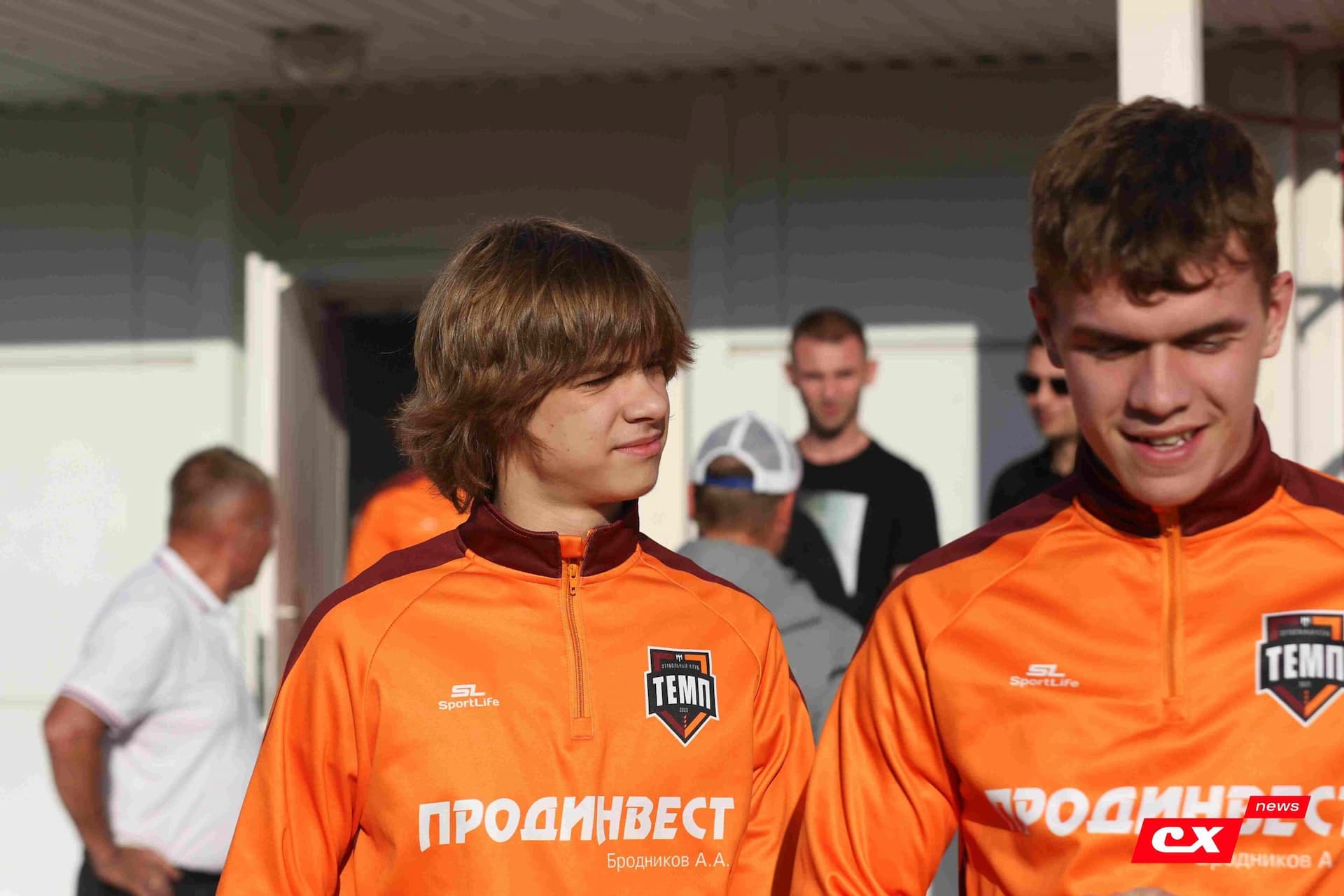 «Полимер» 2:2 «Темп». Третья лига. 05.09.2025. Владимир Мартынов («CX News») и Александр Чёрный («Алтайский спорт») — кадр 75