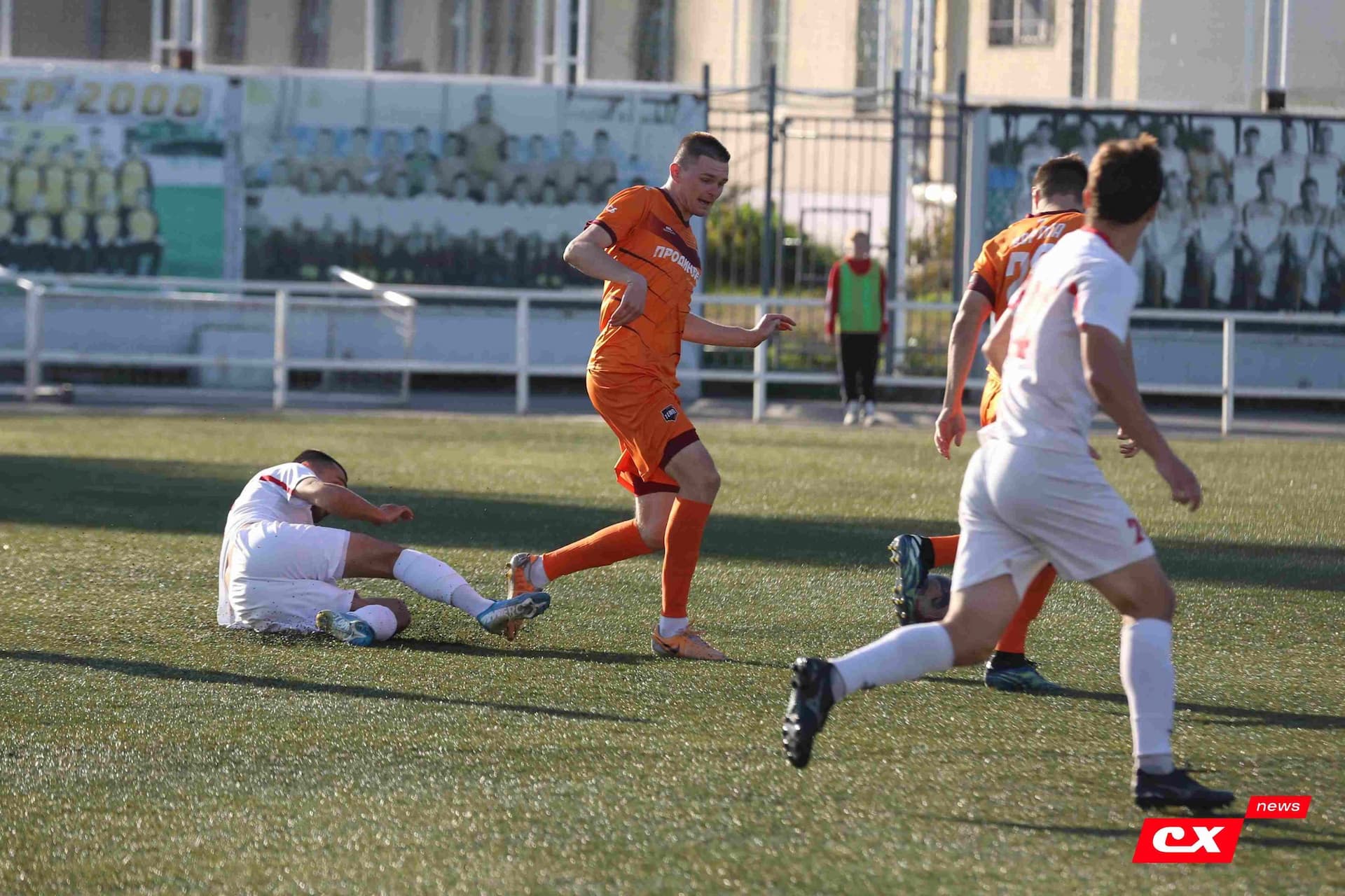 «Полимер» 2:2 «Темп». Третья лига. 05.09.2025. Владимир Мартынов («CX News») и Александр Чёрный («Алтайский спорт») — кадр 78