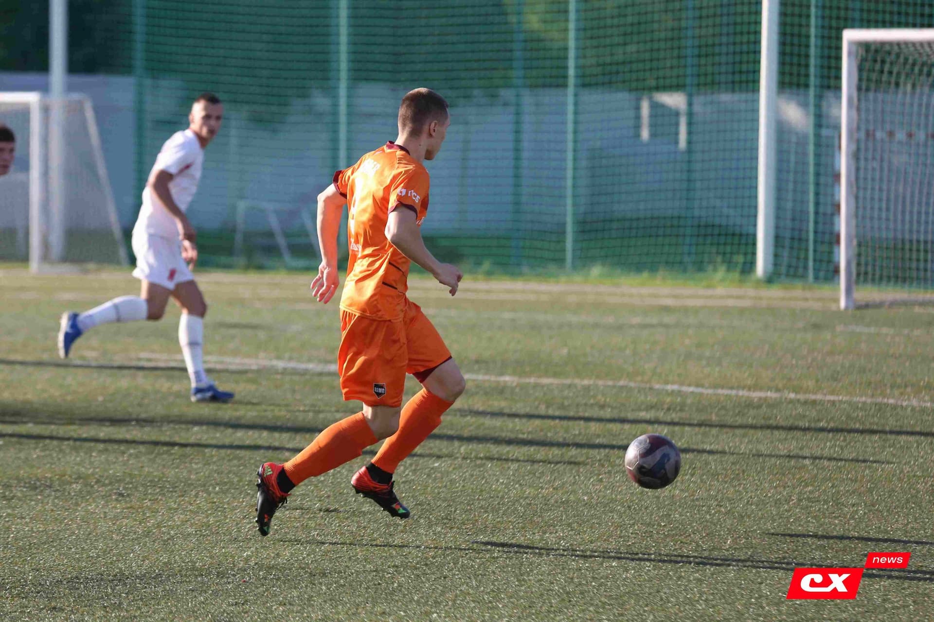 «Полимер» 2:2 «Темп». Третья лига. 05.09.2025. Владимир Мартынов («CX News») и Александр Чёрный («Алтайский спорт») — кадр 80