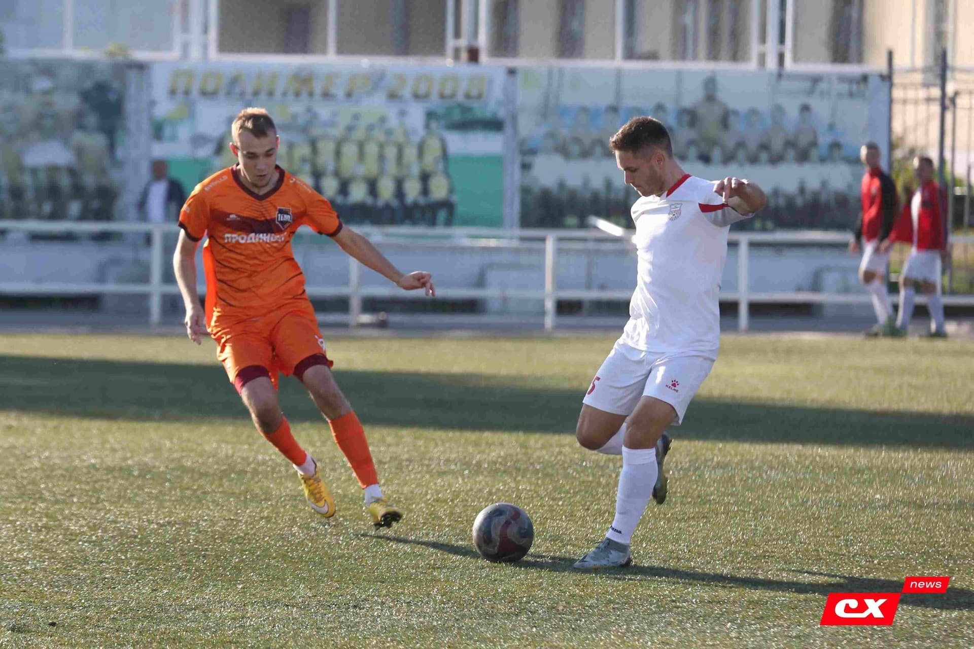 «Полимер» 2:2 «Темп». Третья лига. 05.09.2025. Владимир Мартынов («CX News») и Александр Чёрный («Алтайский спорт») — кадр 86