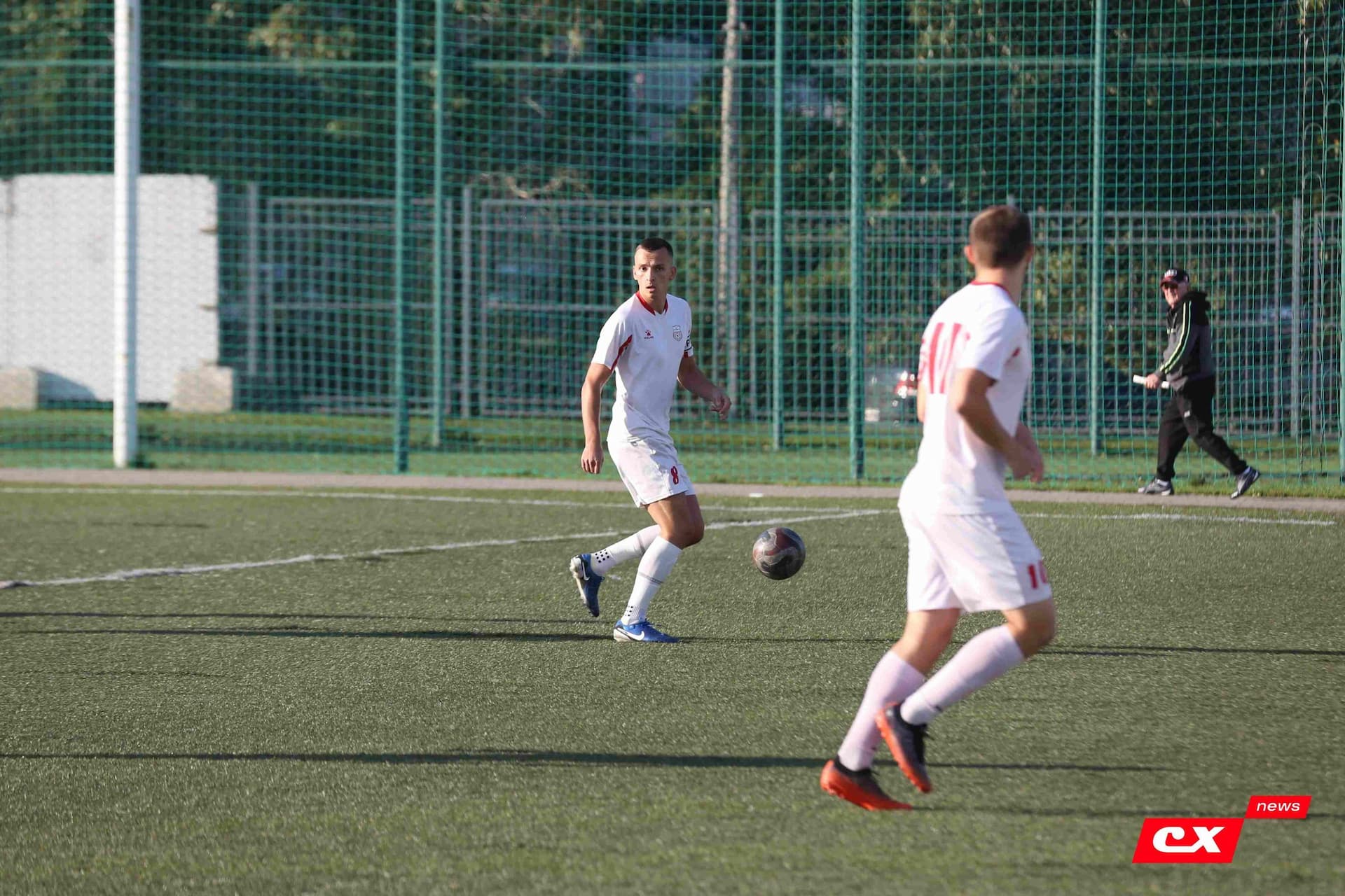 «Полимер» 2:2 «Темп». Третья лига. 05.09.2025. Владимир Мартынов («CX News») и Александр Чёрный («Алтайский спорт») — кадр 93