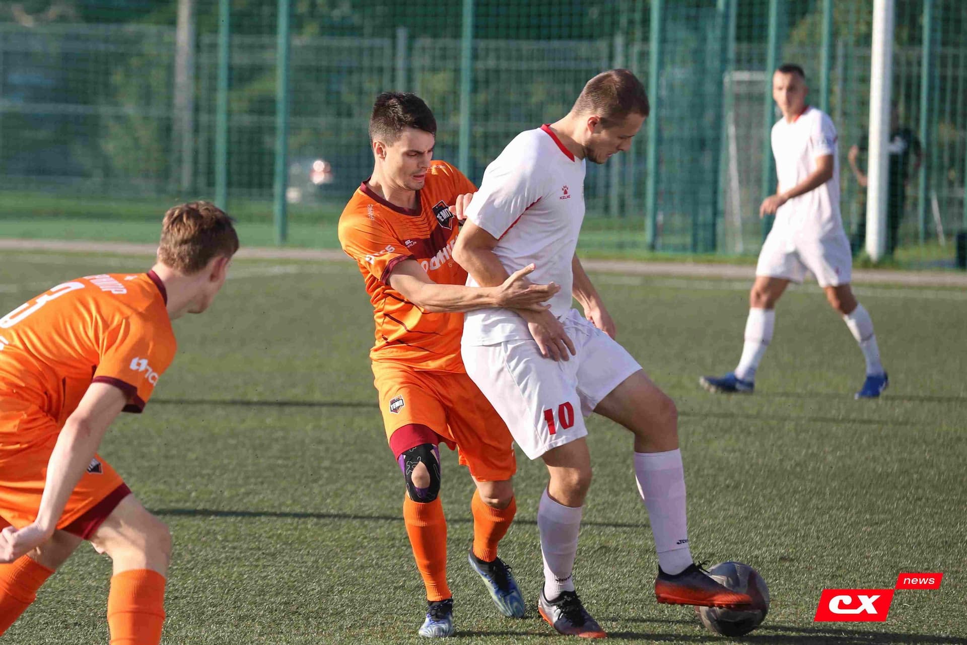 «Полимер» 2:2 «Темп». Третья лига. 05.09.2025. Владимир Мартынов («CX News») и Александр Чёрный («Алтайский спорт») — кадр 96